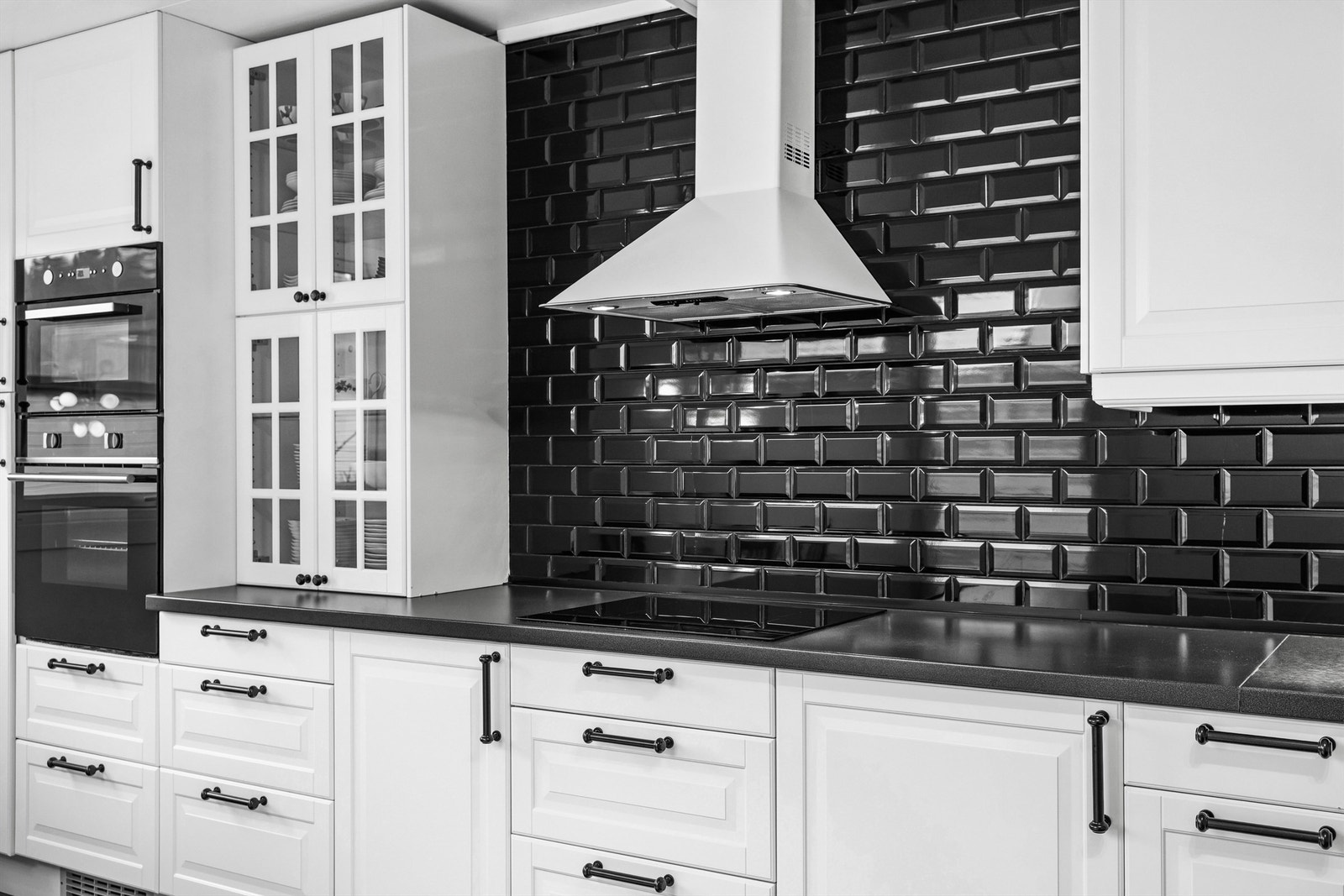 Fliser over benkeplaten beskytter veggen og forenkler renholdet. Galleribilde