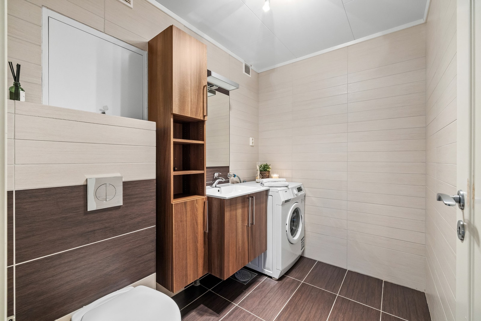 Praktisk vaskerom i første etasje, også oppgradert i 2012, med toalett og opplegg for vaskemaskin. Galleribilde