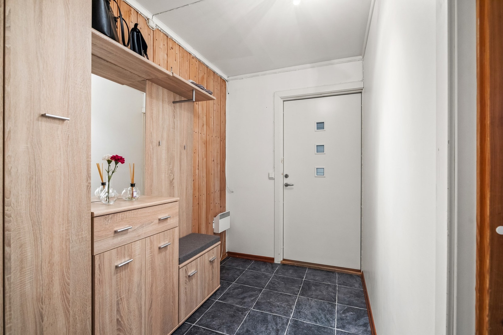 Lys entré og romslig garderobeløsning. Galleribilde