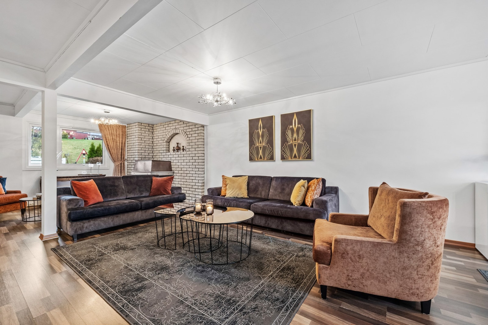 Stuen er lys og åpen, og har en god planløsning som er enkel å møblere. Galleribilde