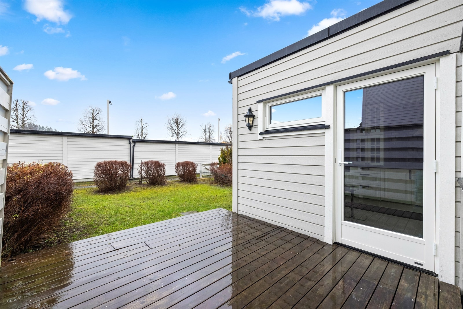 Boligen har utgang til en markterrasse på 10 m² og en lettstelt hage. Galleribilde