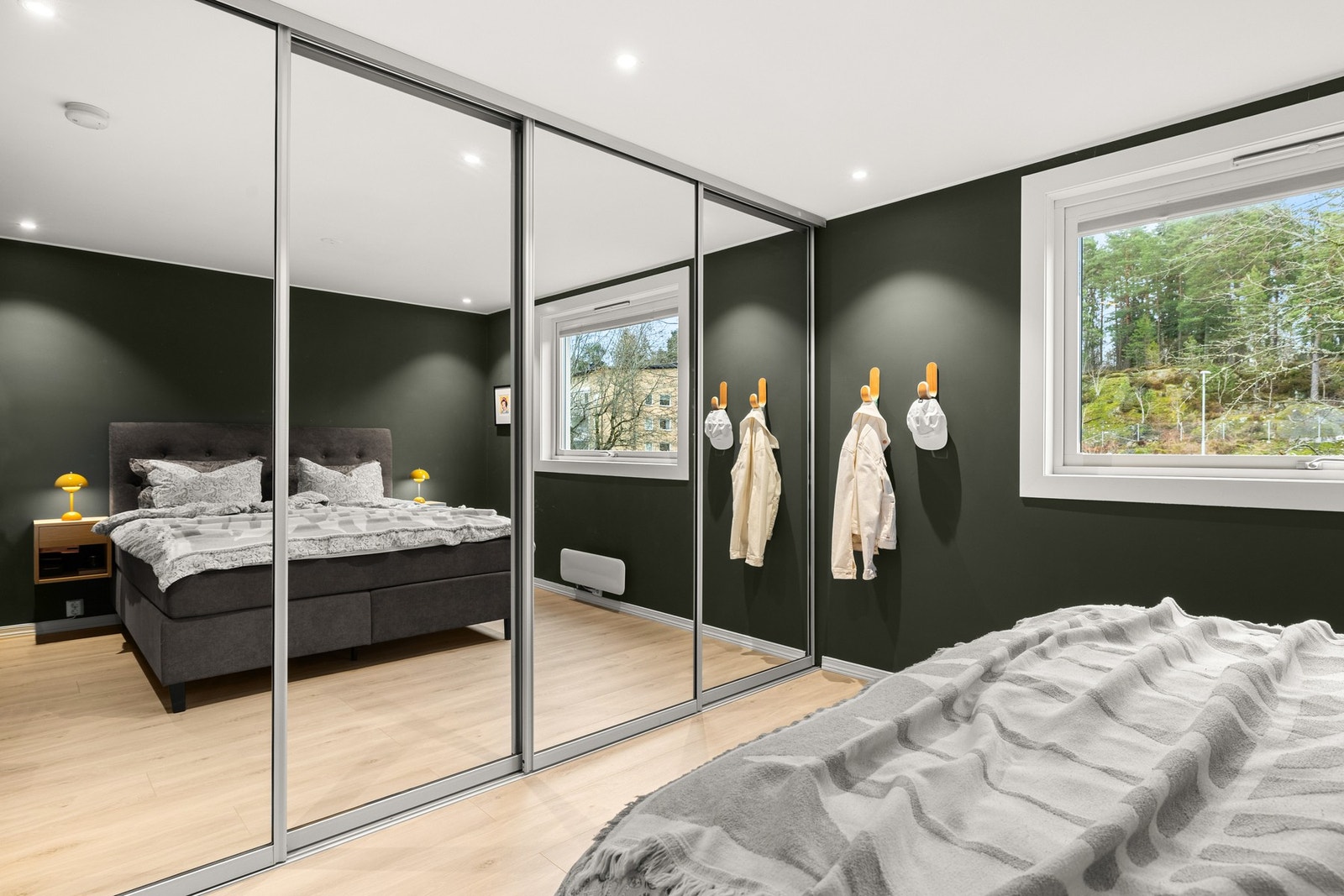 Rommet har 4-dørs skyvedørsgarderobe som gir godt med skapplass. Galleribilde