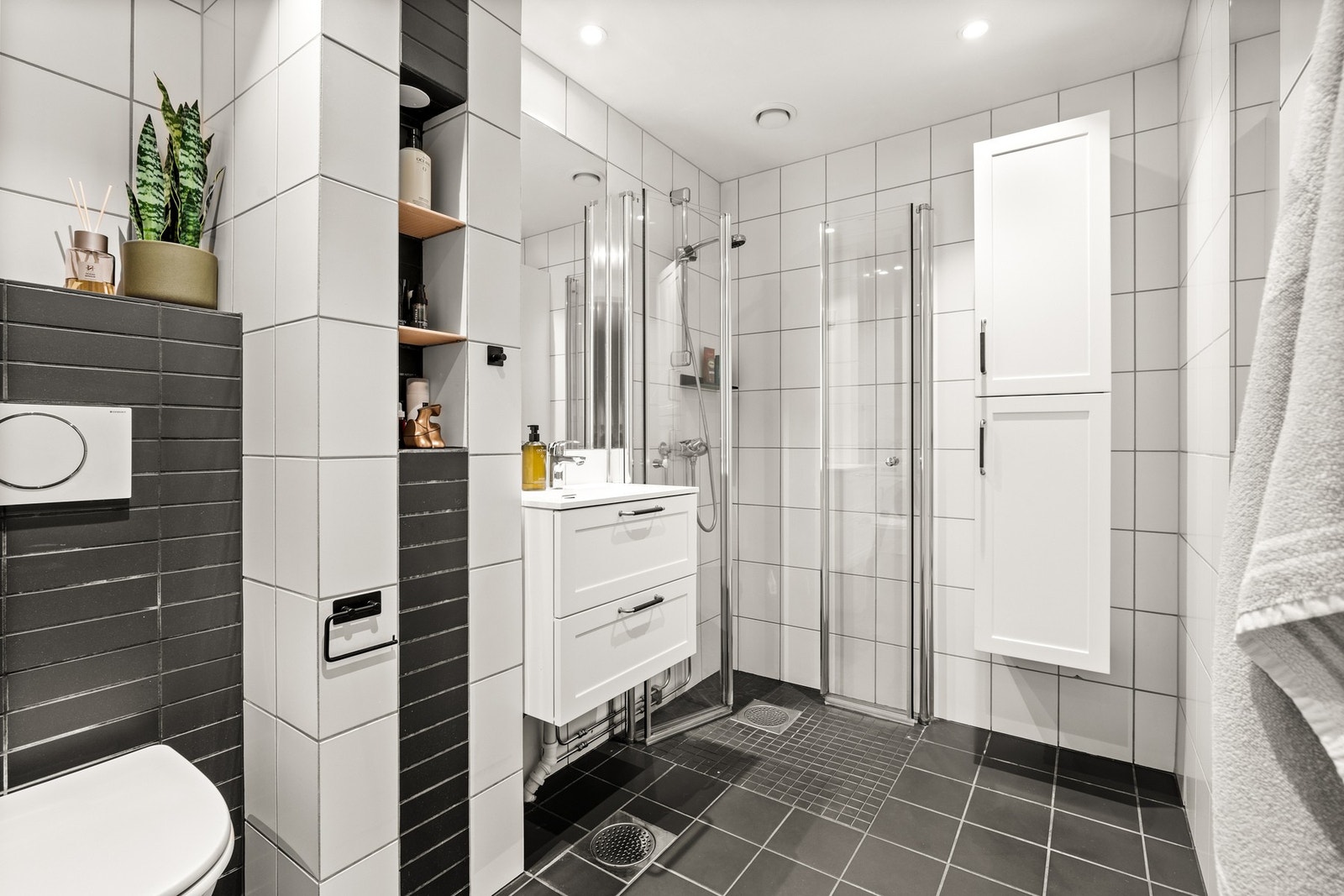 Utvidet bad fra x med lyse fliser og varmekabler i gulv Galleribilde