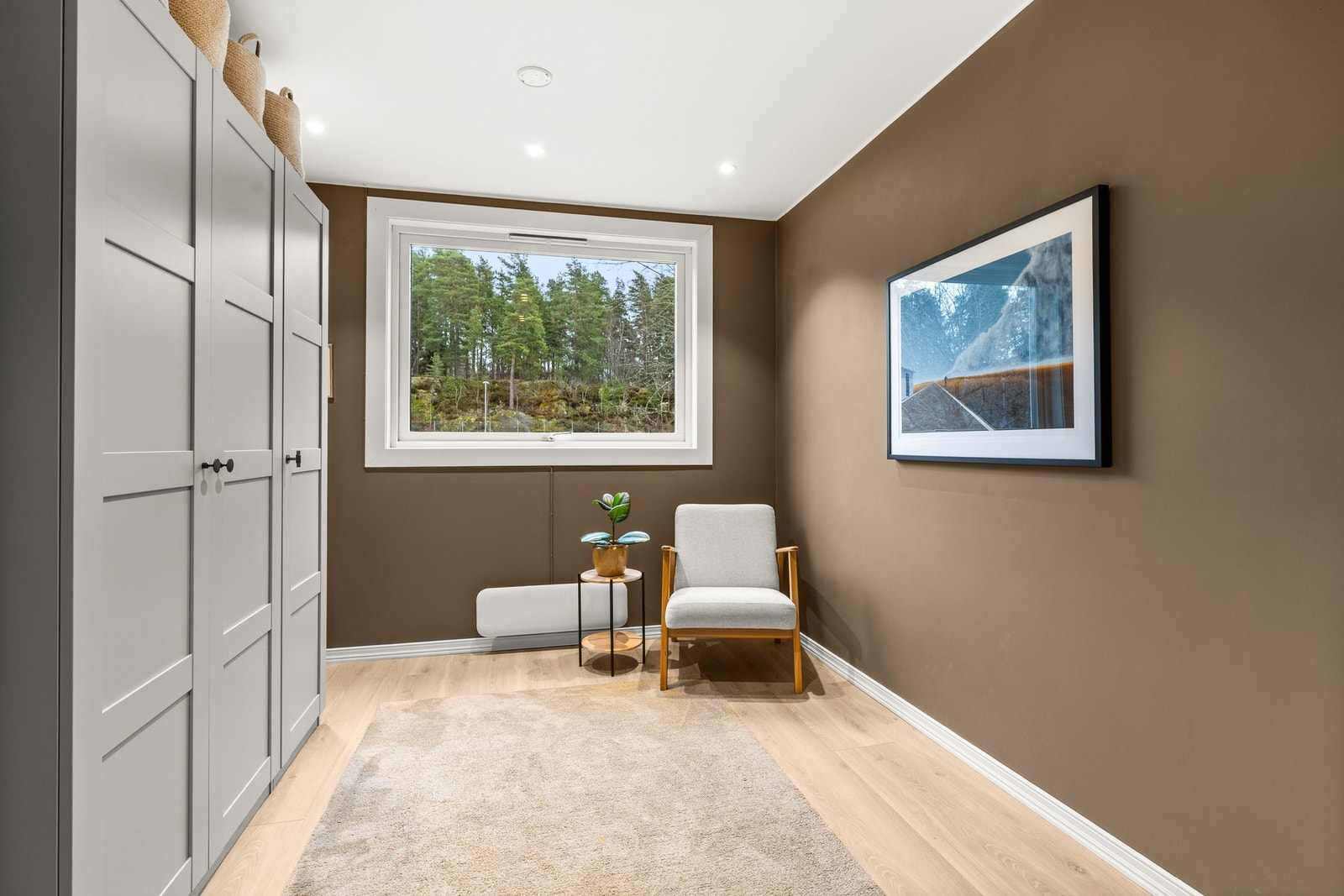 Soverom nr. 2 fungerer utmerket som gjesterom, barnerom eller kontor. Også her er det godt med oppbevaring i medfølgende garderobe. Galleribilde