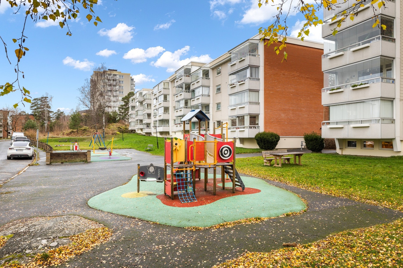 Borettslaget har pent opparbeidede fellesområder og lekeplass. Galleribilde