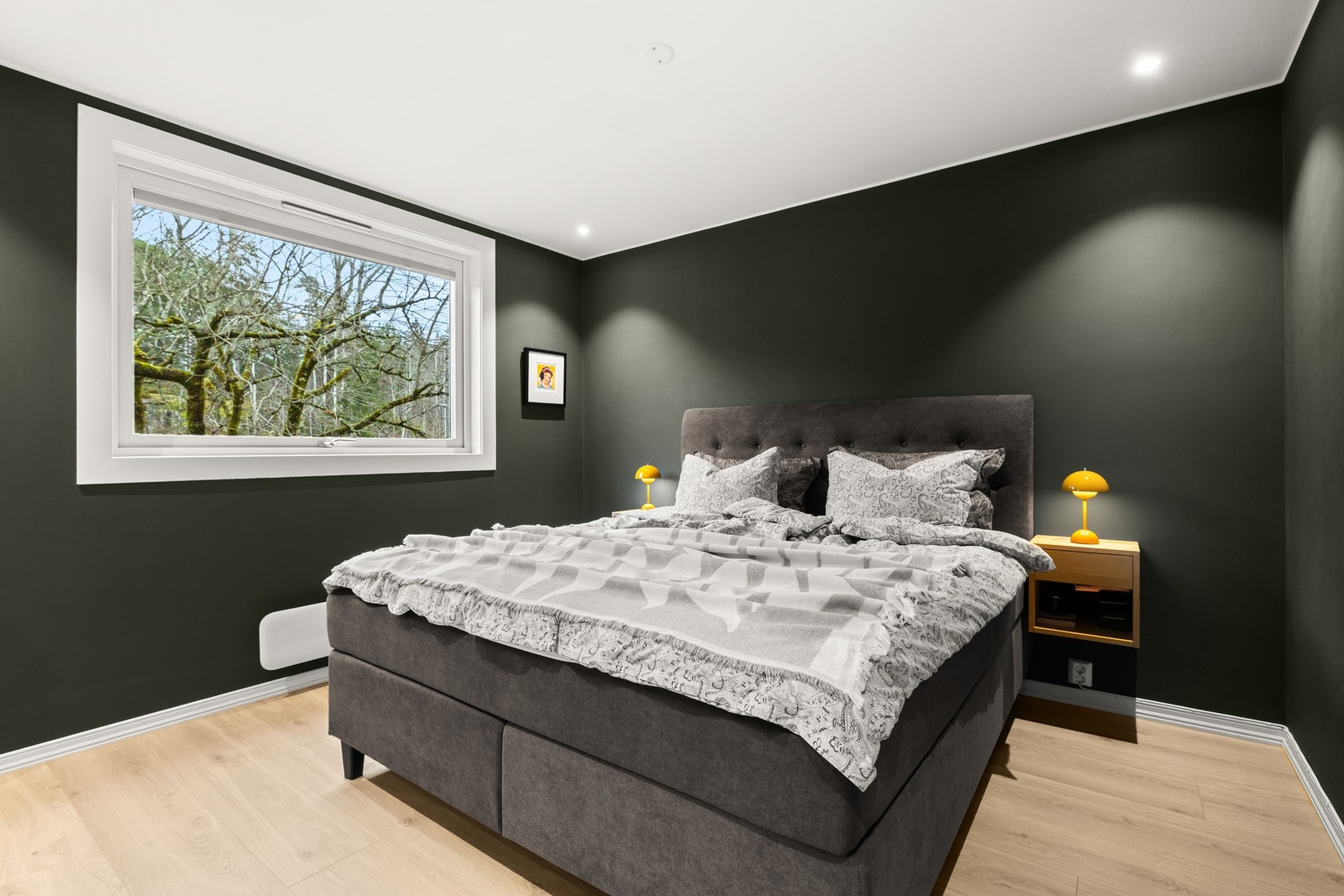 Hovedsoverommet i tilknytning til stuen har god plass til seng og tilhørende møblement. Galleribilde