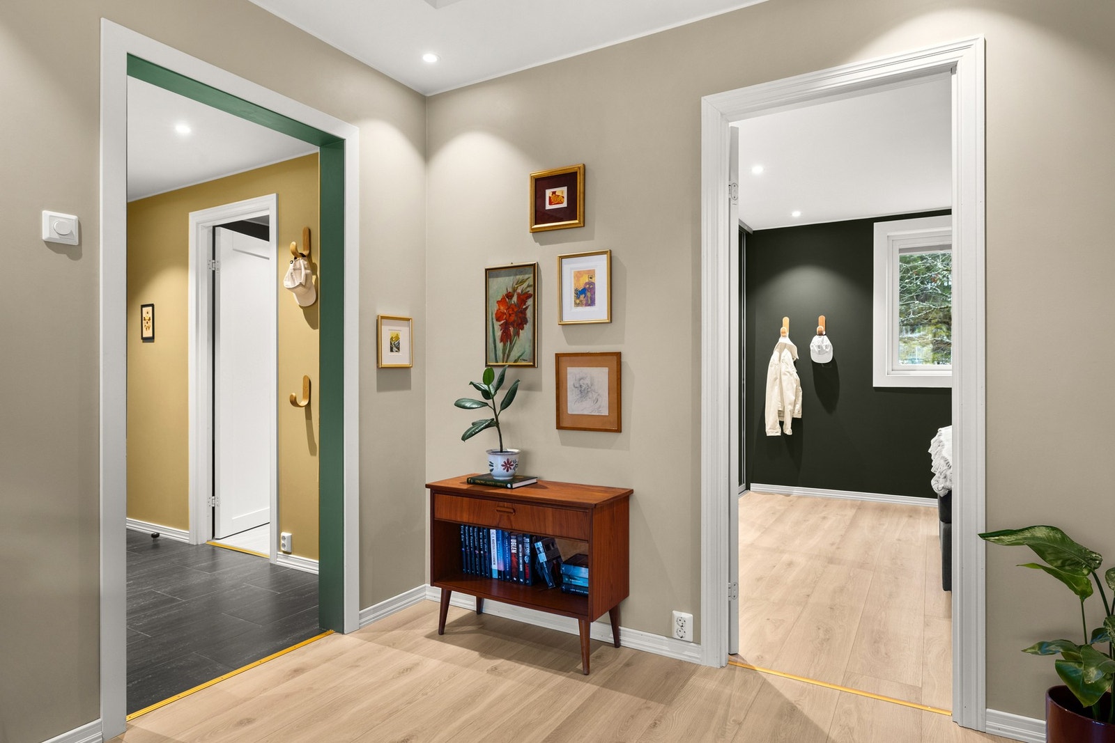 Leiligheten har stilrene overflater hovedsakelig fra 2023. Galleribilde