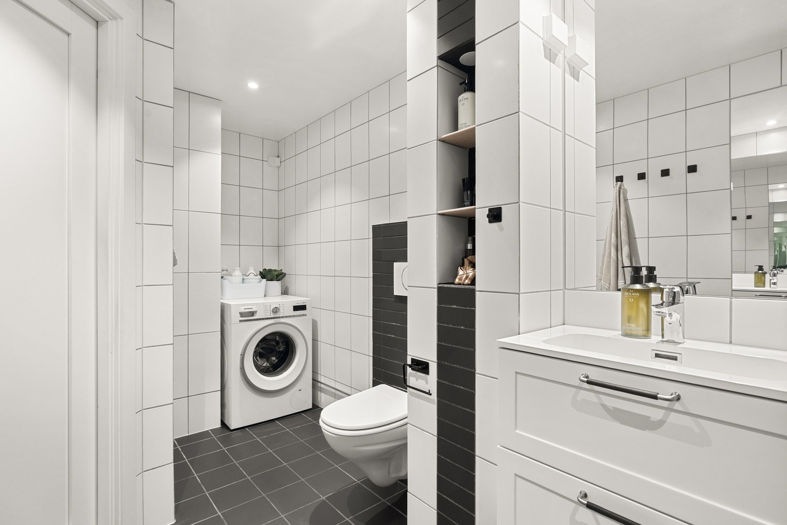 Badet er av god størrelse, og det er opplegg for vaskemaskin og tørketrommel. Galleribilde