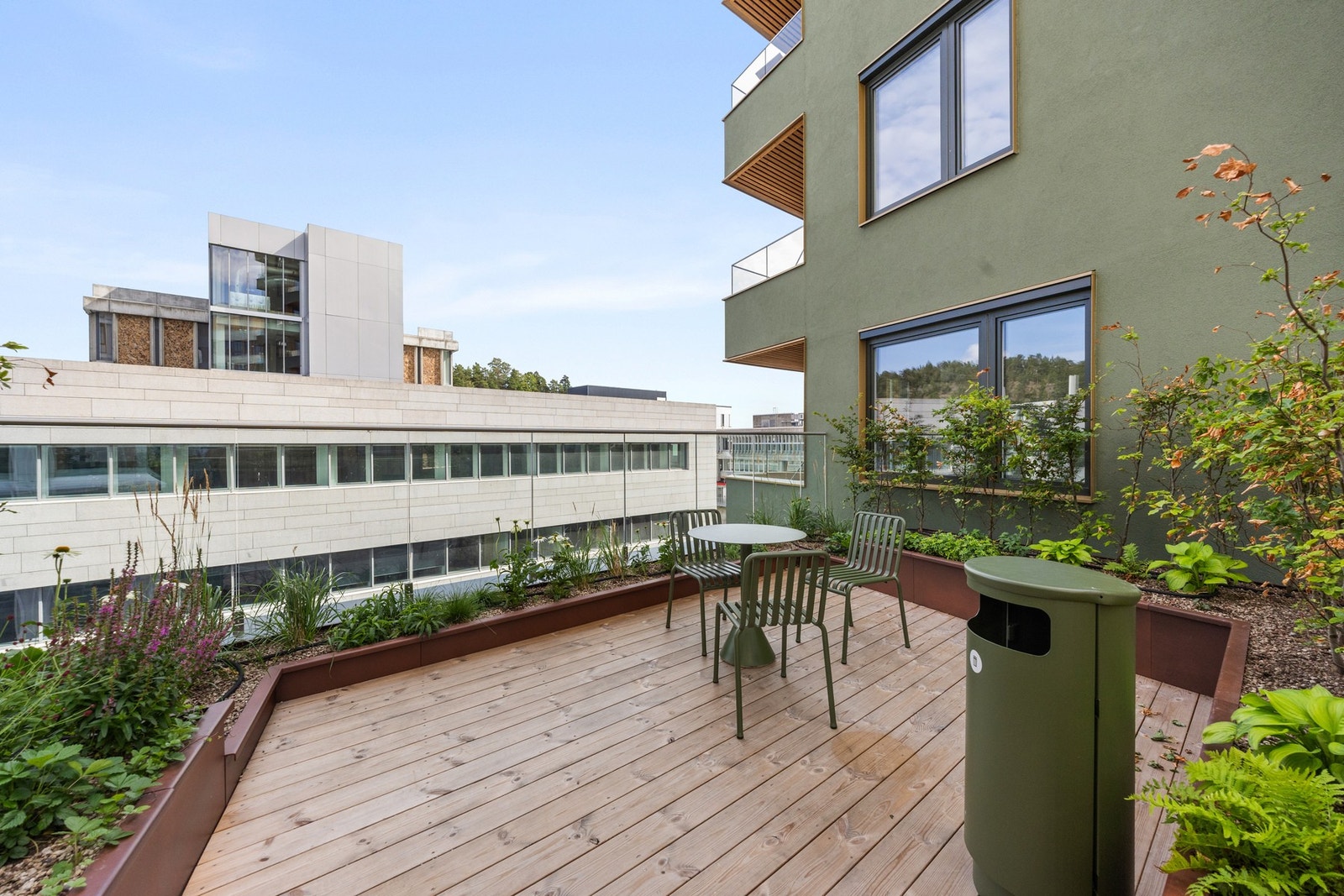 Flott takhage, også utstyrt med grill, sitteplasser, lekeplass for barn og unge. Galleribilde