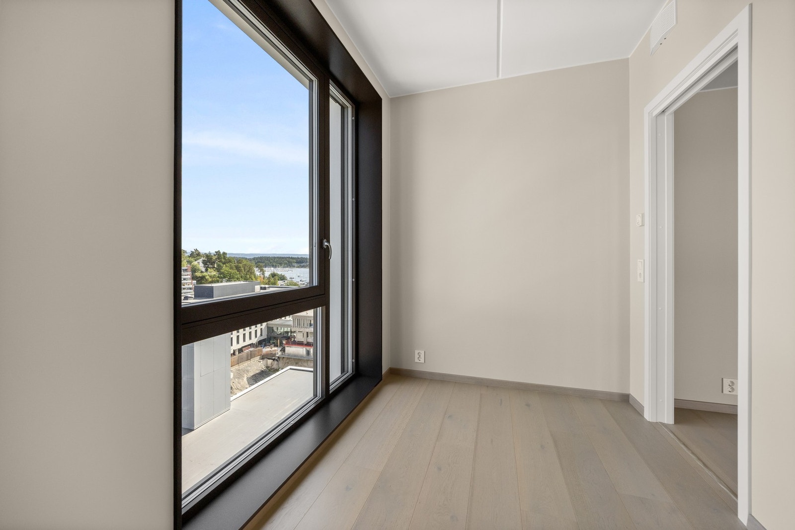 Soverom nr.2 kan også brukes som kontor, walk-in closet etc. (Bilde fra 12.etasje) Galleribilde