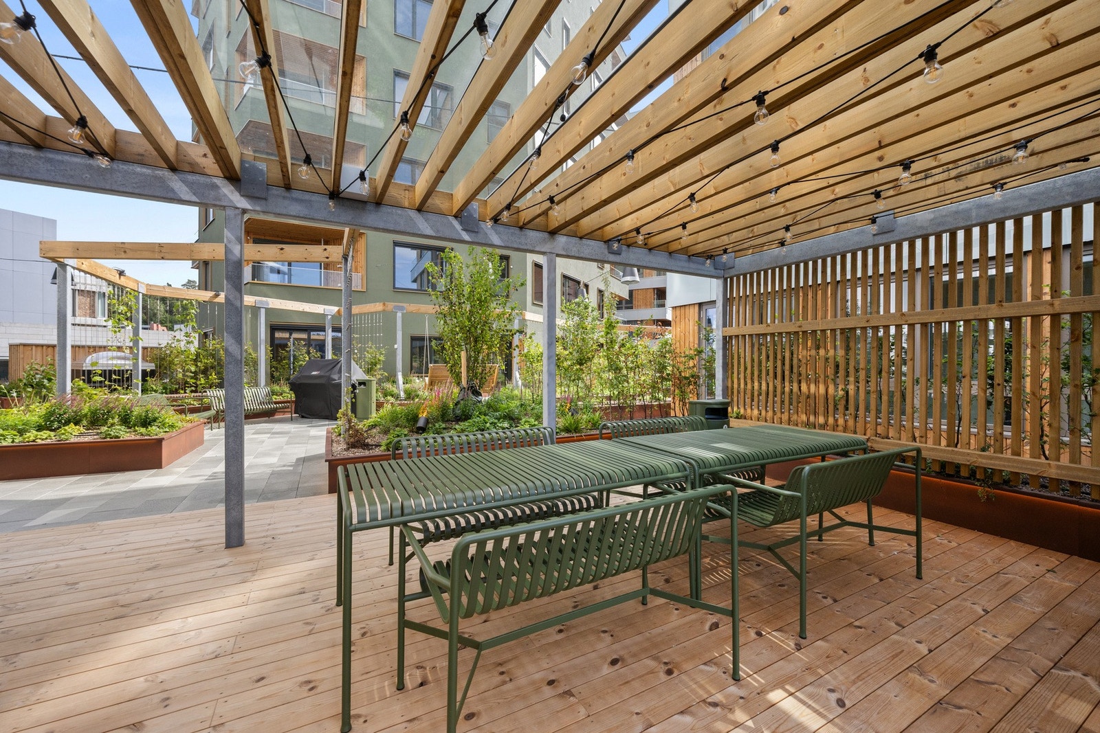 Flott takhage, også utstyrt med grill, sitteplasser, lekeplass for barn og unge. Galleribilde