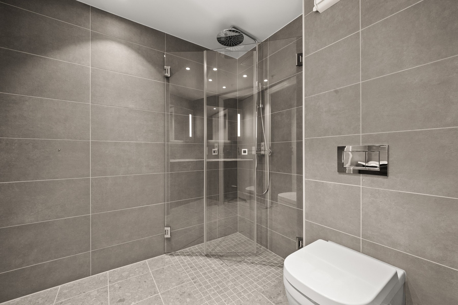 Lekkert flislagt bad i stilen Nordisk Eleganse fra prosjektets konsept Galleribilde