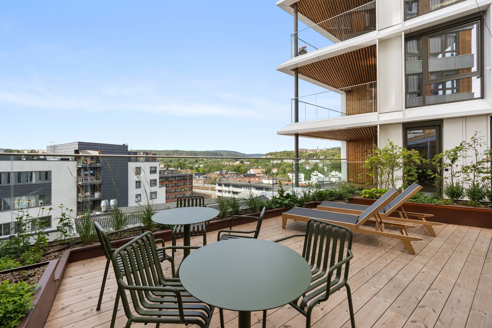 Flott takhage, også utstyrt med grill, sitteplasser, lekeplass for barn og unge. Galleribilde