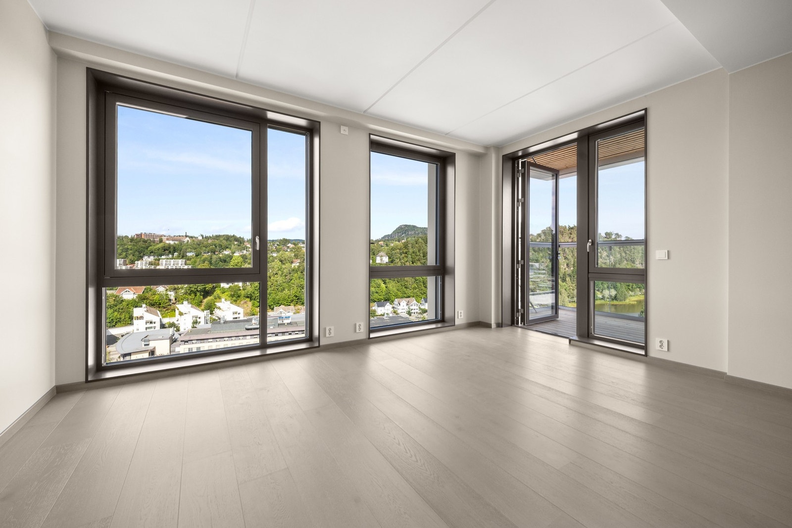 Store gulv-til-tak vinduer og skyvedør med mulighet for å åpne fullt. (Bilde fra 12.etasje) Galleribilde