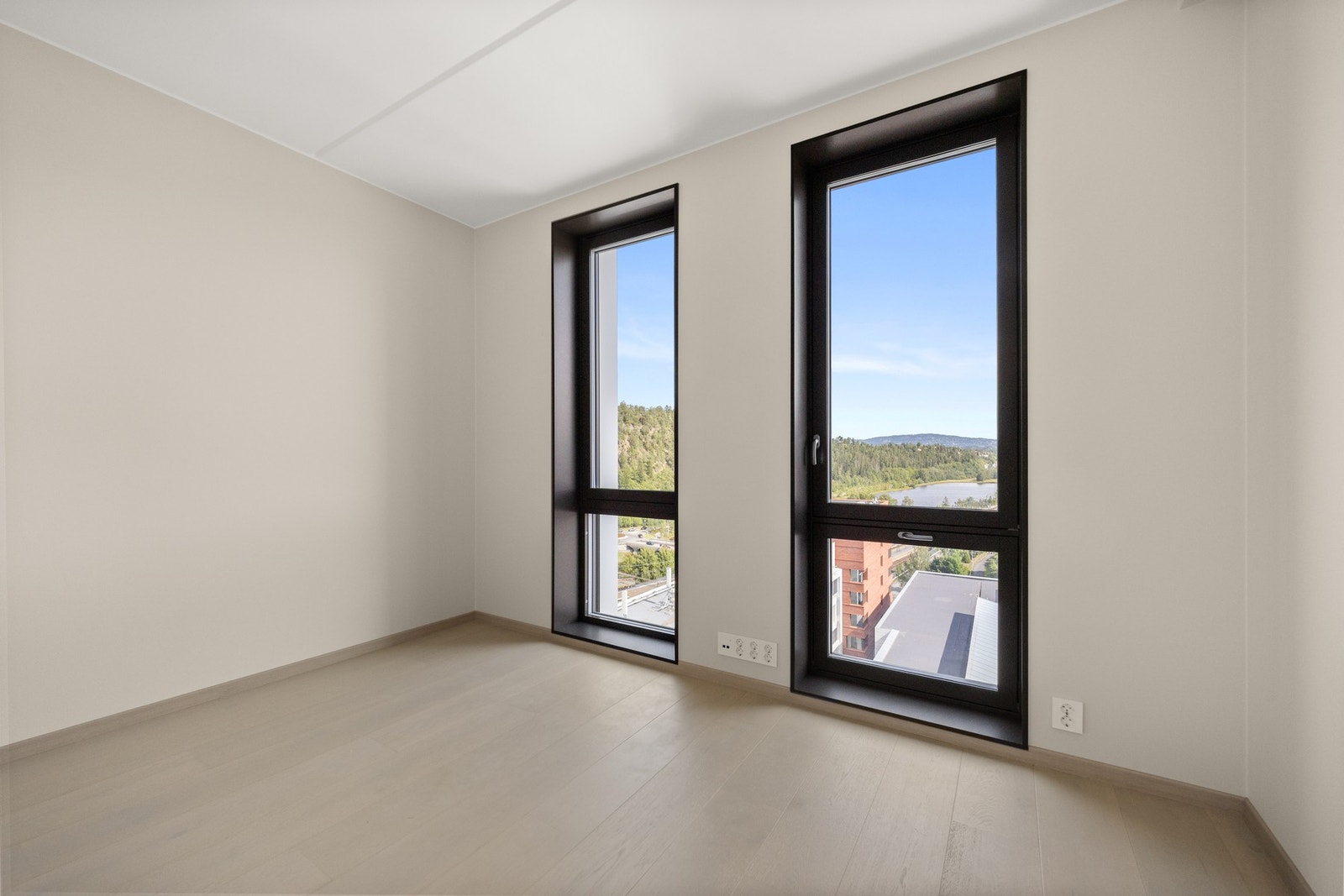 Hovedsoverom med doble gulv-til-tak vinduer. (Bilde fra 12.etasje) Galleribilde