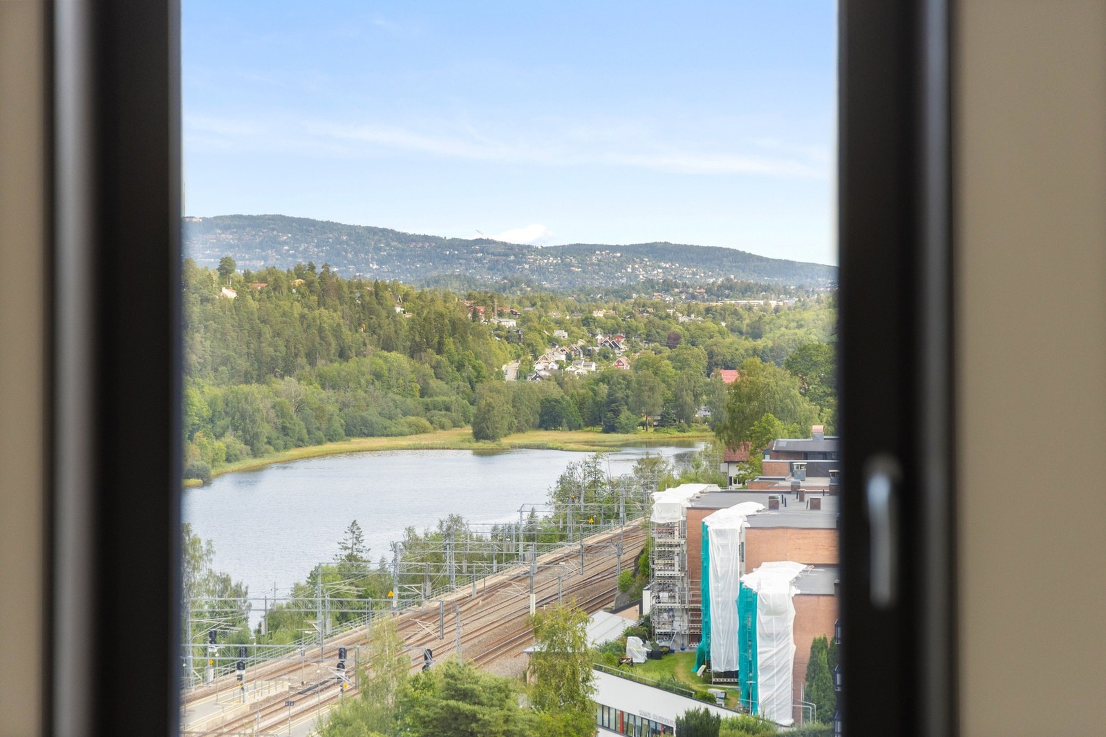 Utsikt mot Engervannet og Holmenkollen Galleribilde