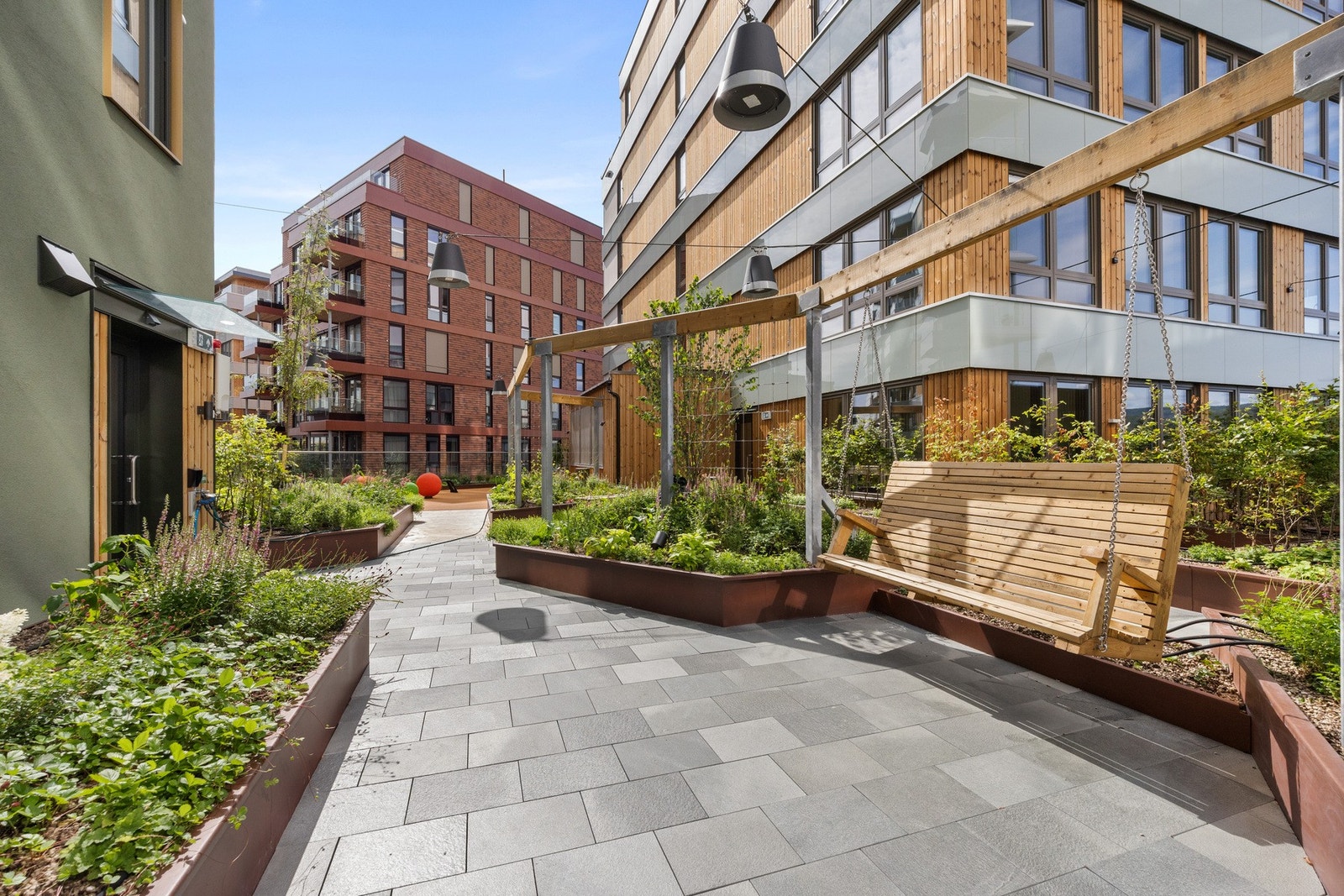 Flott takhage, også utstyrt med grill, sitteplasser, lekeplass for barn og unge. Galleribilde