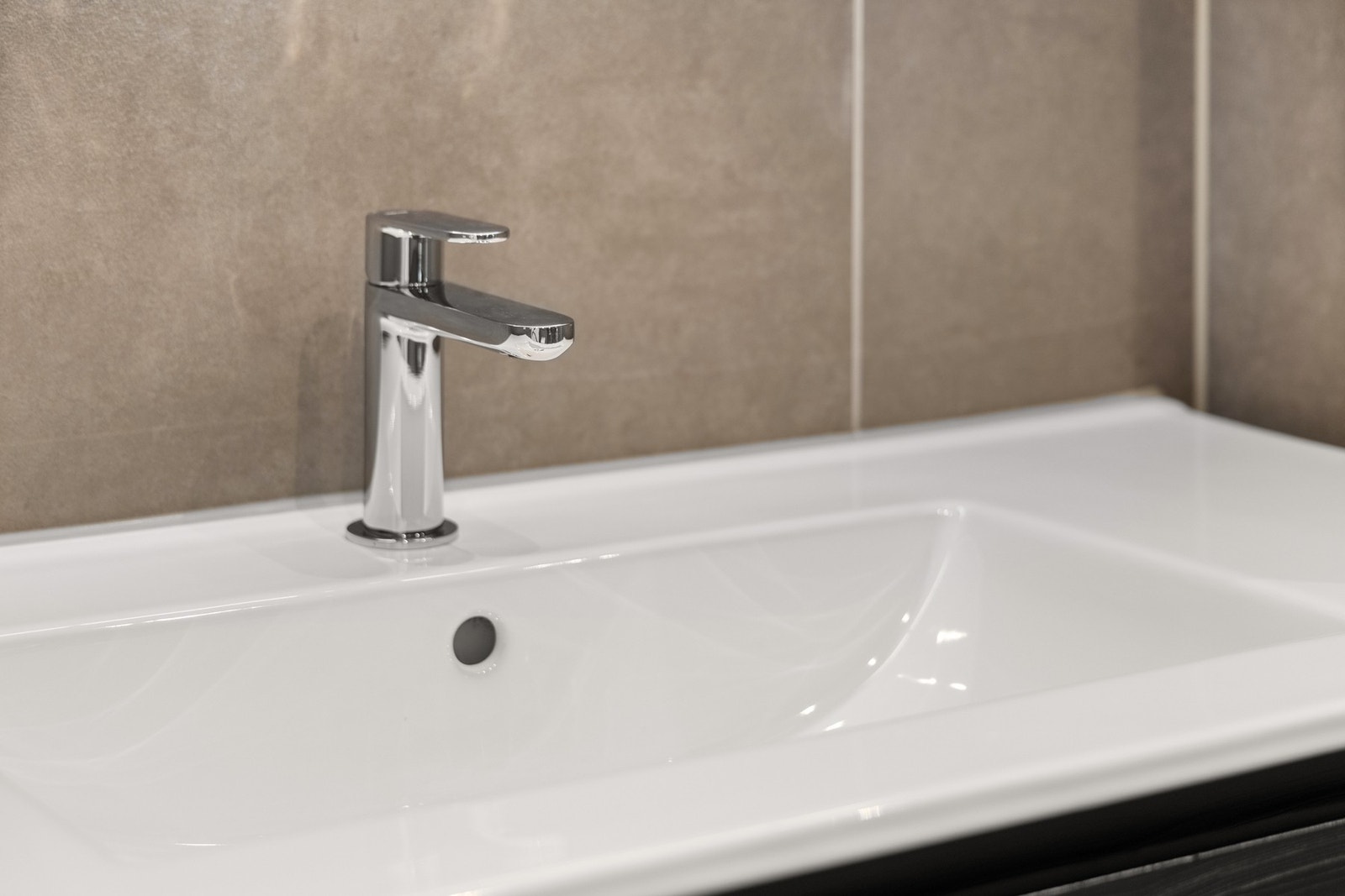 Lekkert flislagt bad i stilen Nordisk Eleganse fra prosjektets konsept Galleribilde