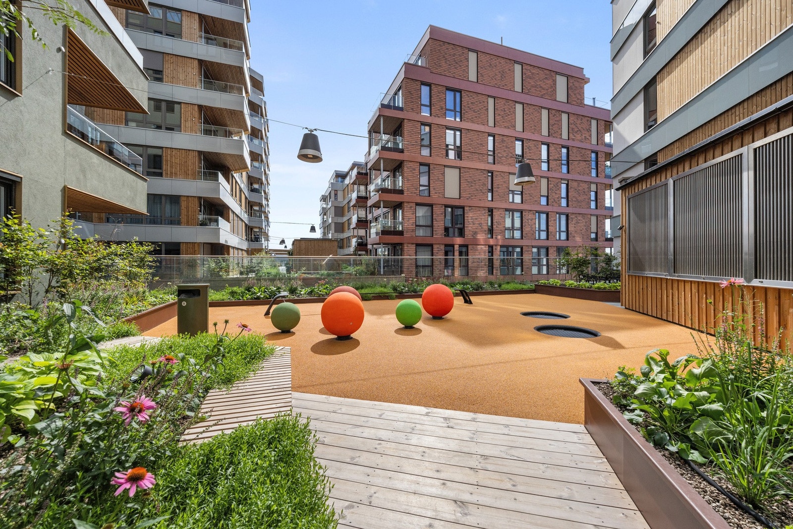 Flott takhage, også utstyrt med grill, sitteplasser, lekeplass for barn og unge. Galleribilde