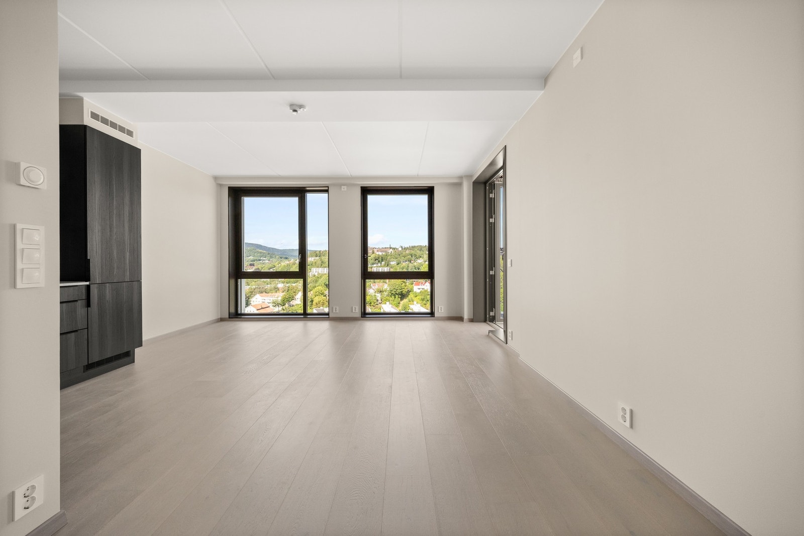 Store gulv-til-tak vinduer med mulighet for å åpne fullt. Galleribilde