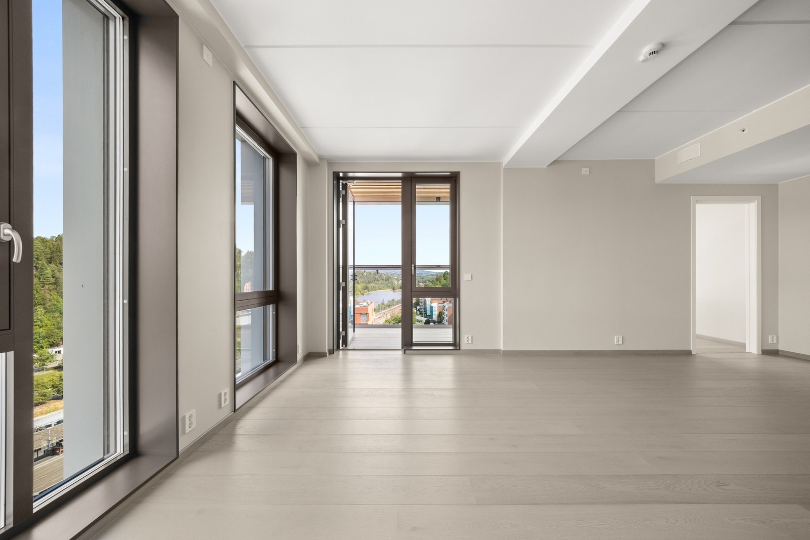 Hjørnebalkongen er innglassert men kan åpnes Galleribilde