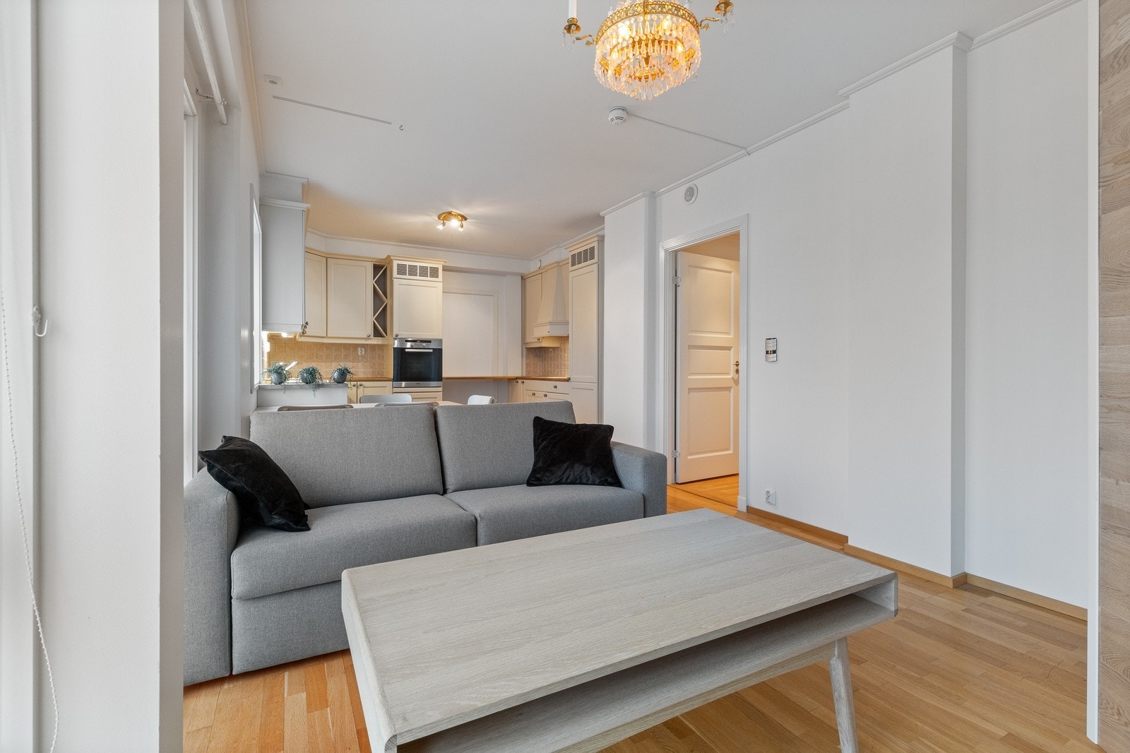 Kjøkkenet har kjøleskap, oppvaskmaskin, komfyr og steketopp Galleribilde