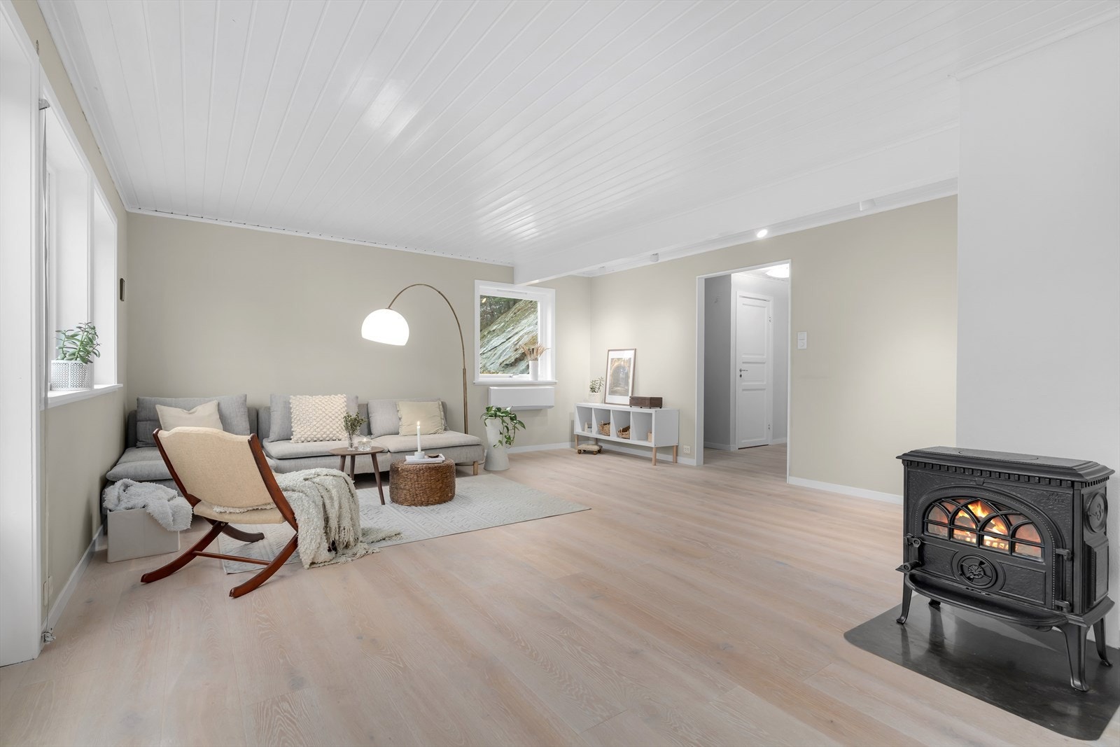 For ekstra komfort og hygge i vinterhalvåret er stuen utstyrt med en vedovn som tilfører lun varme og en sjarmerende atmosfære, samt at det er montert varmepumpe. Galleribilde