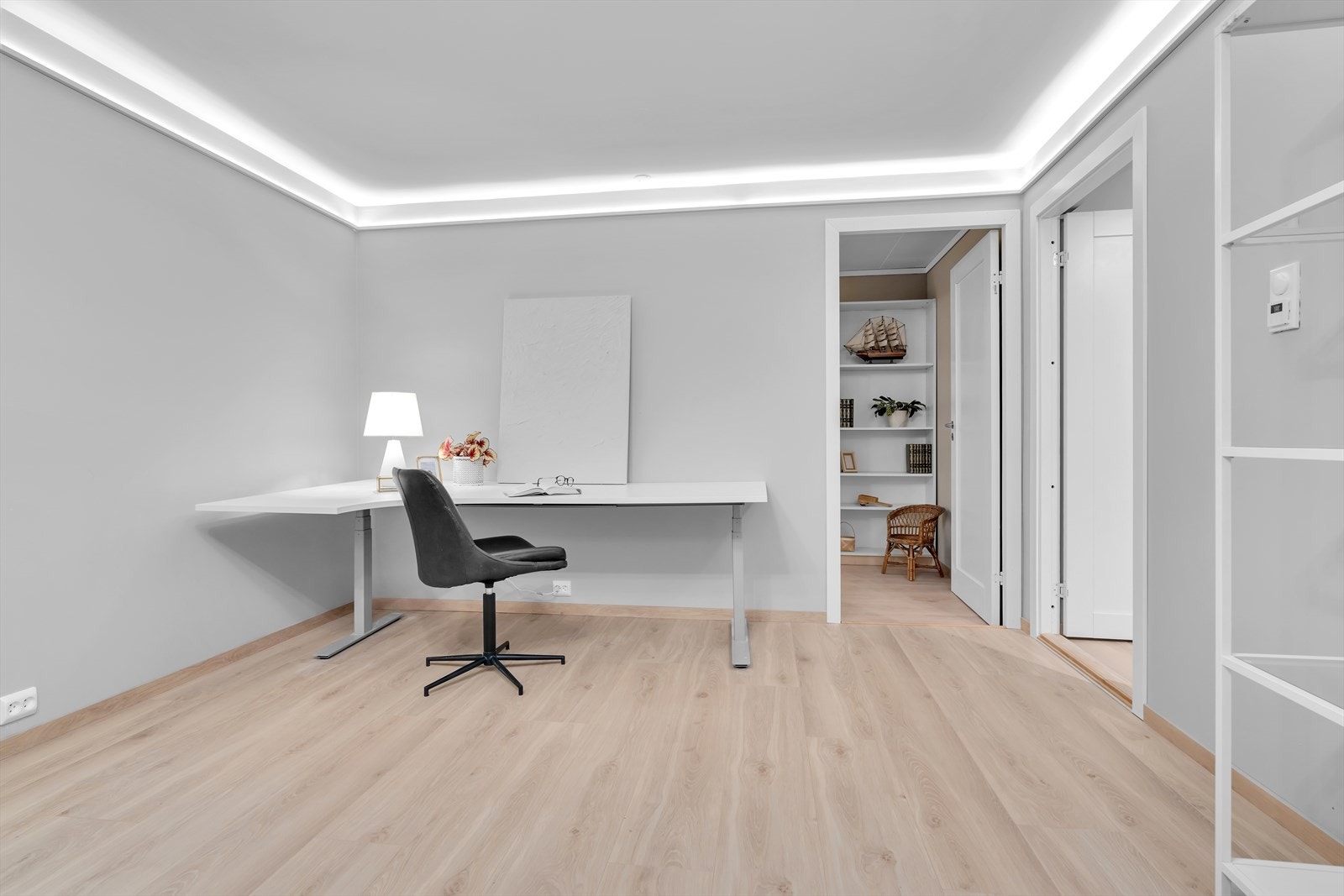 Denne tv-stuen, som ble pusset opp i 2023/24, har et moderne og stilrent preg med lamina tgulv, LED-belysning i taket og modne fargevalg på veggene. (dette rommet er ikke godkjent). Galleribilde