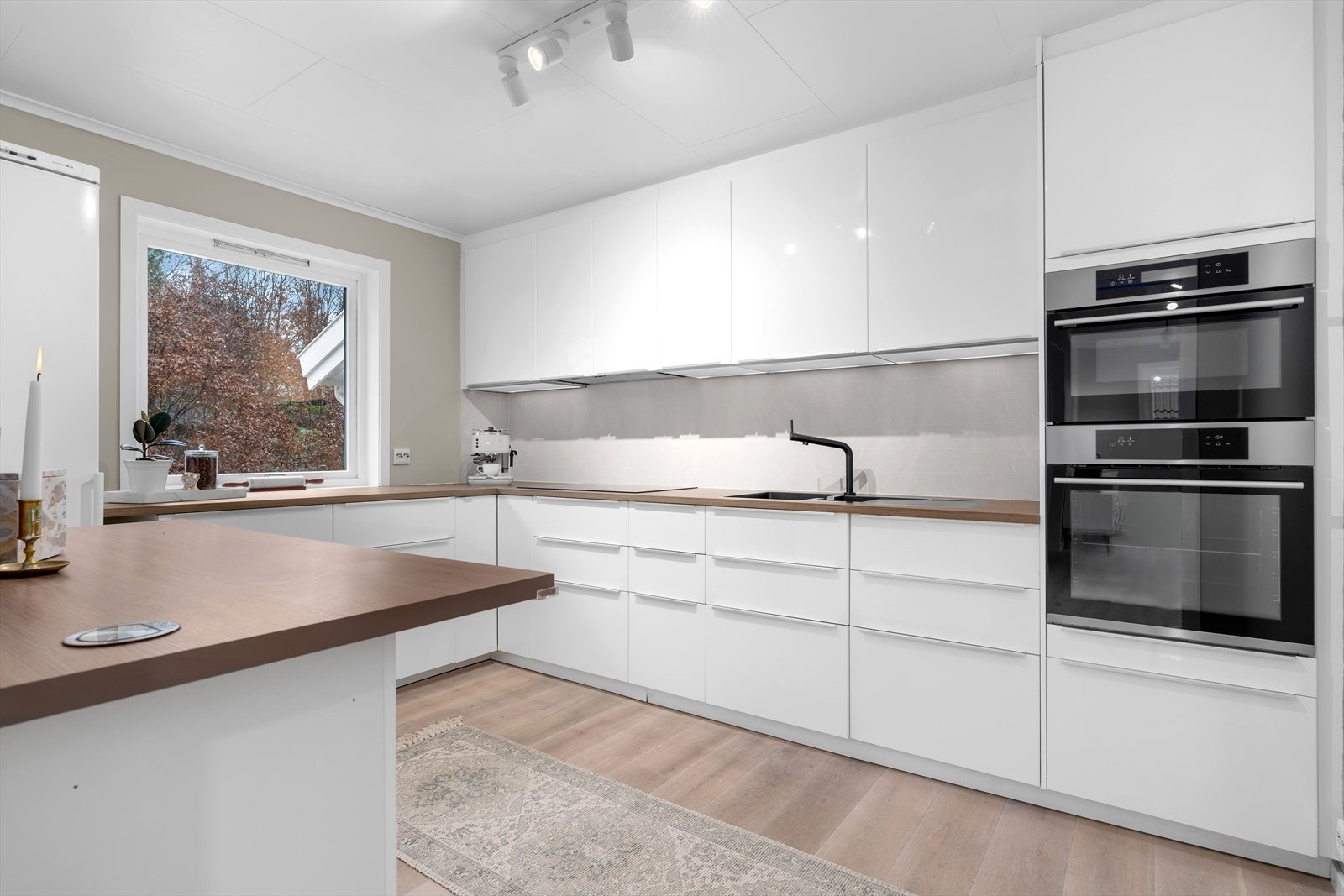 I tillegg tilbyr kjøkkenet rikelig med skap- og oppbevaringsplass, noe som gjør det både funksjonelt og svært brukervennlig. Et kjøkken som virkelig innbyr til matglede og samvær! Galleribilde