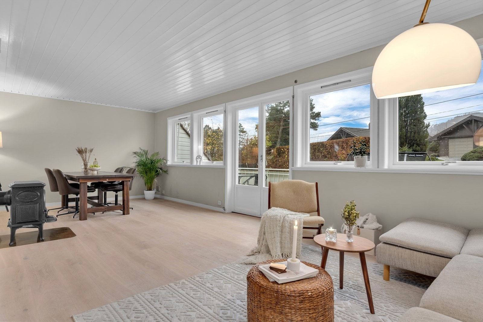 Fra stuen har du direkte utgang til en stor, solrik terrasse utstyrt med markise - en praktisk detalj som sørger for behagelig skygge på varme sommerdager. Galleribilde