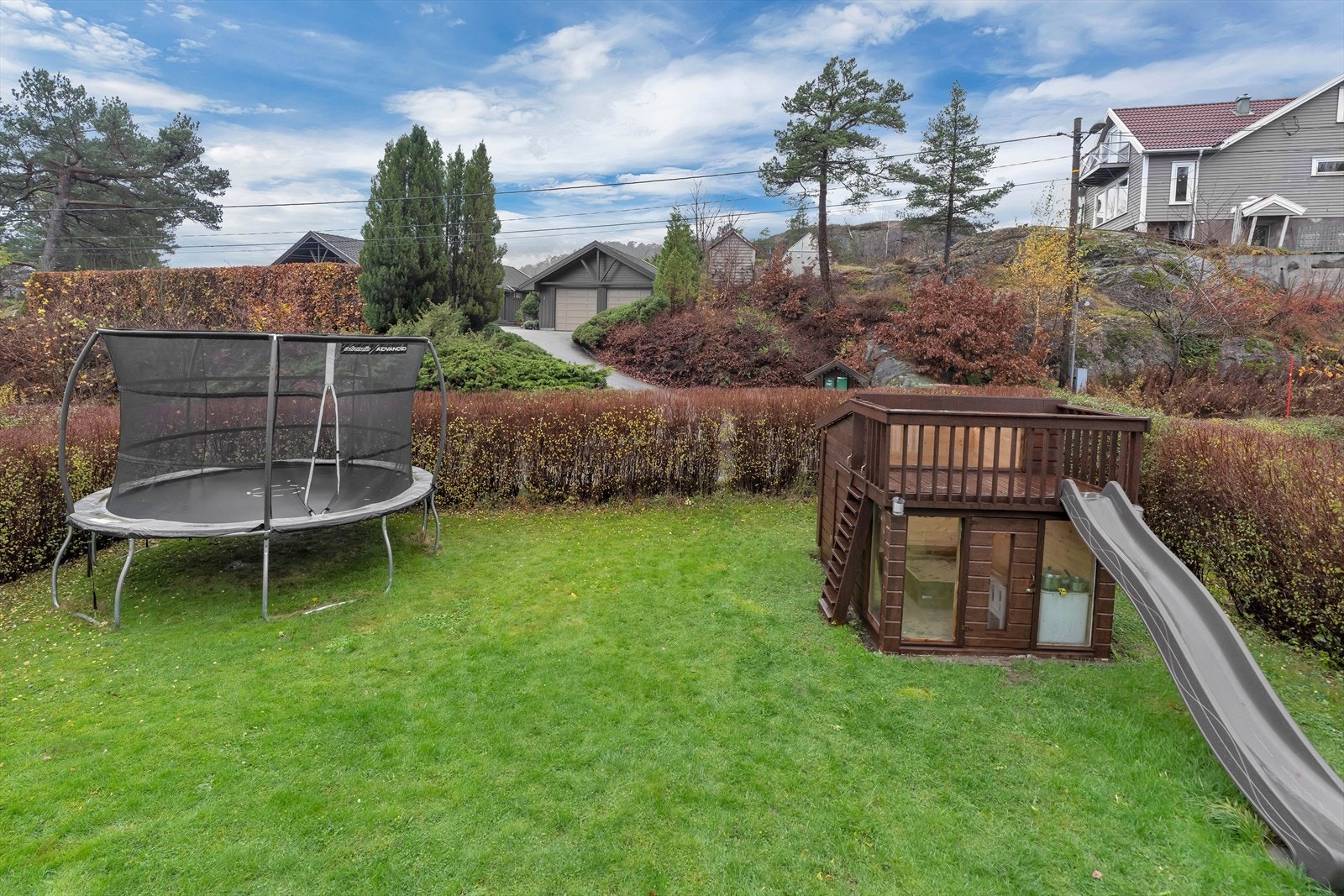 I tillegg finner du en sjarmerende lekehytte med terrasse og rutsjebane - et fantastisk og lekent tilfluktssted for barna, som garantert vil bli en favoritt! Galleribilde