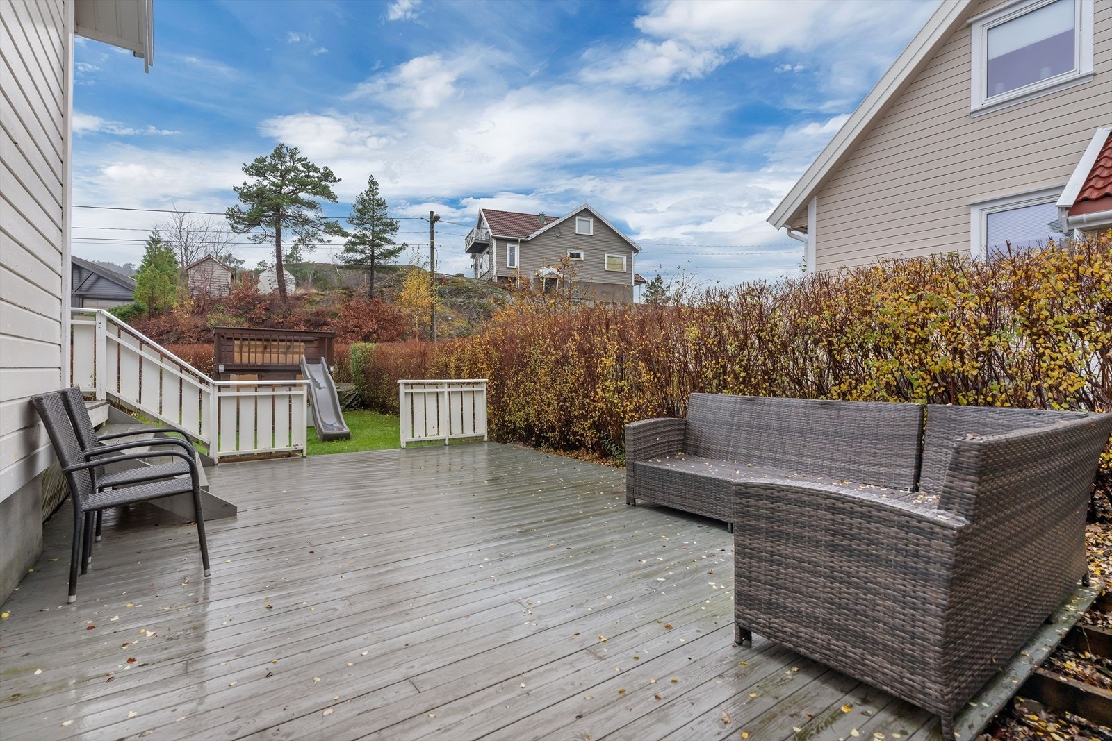 Terrassen gir god plass til utemøbler og legger til rette for måltider og hyggelige stunder. Galleribilde