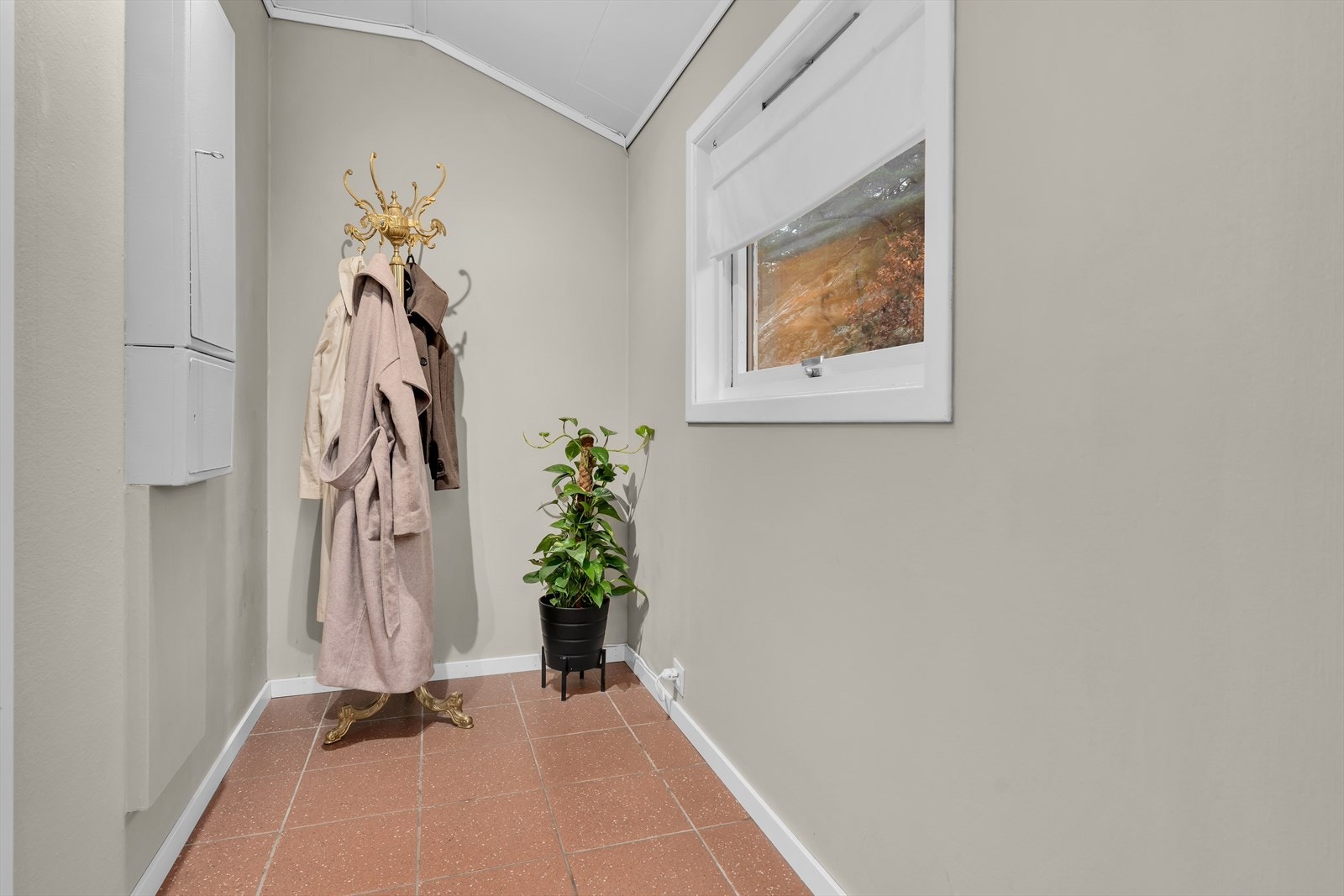 Når du trer inn i boligen, ønskes du velkommen av en romslig entré/gang. Her er det lagt opp til god plass og smarte løsninger for oppbevaring av sko, yttertøy og annet. Galleribilde