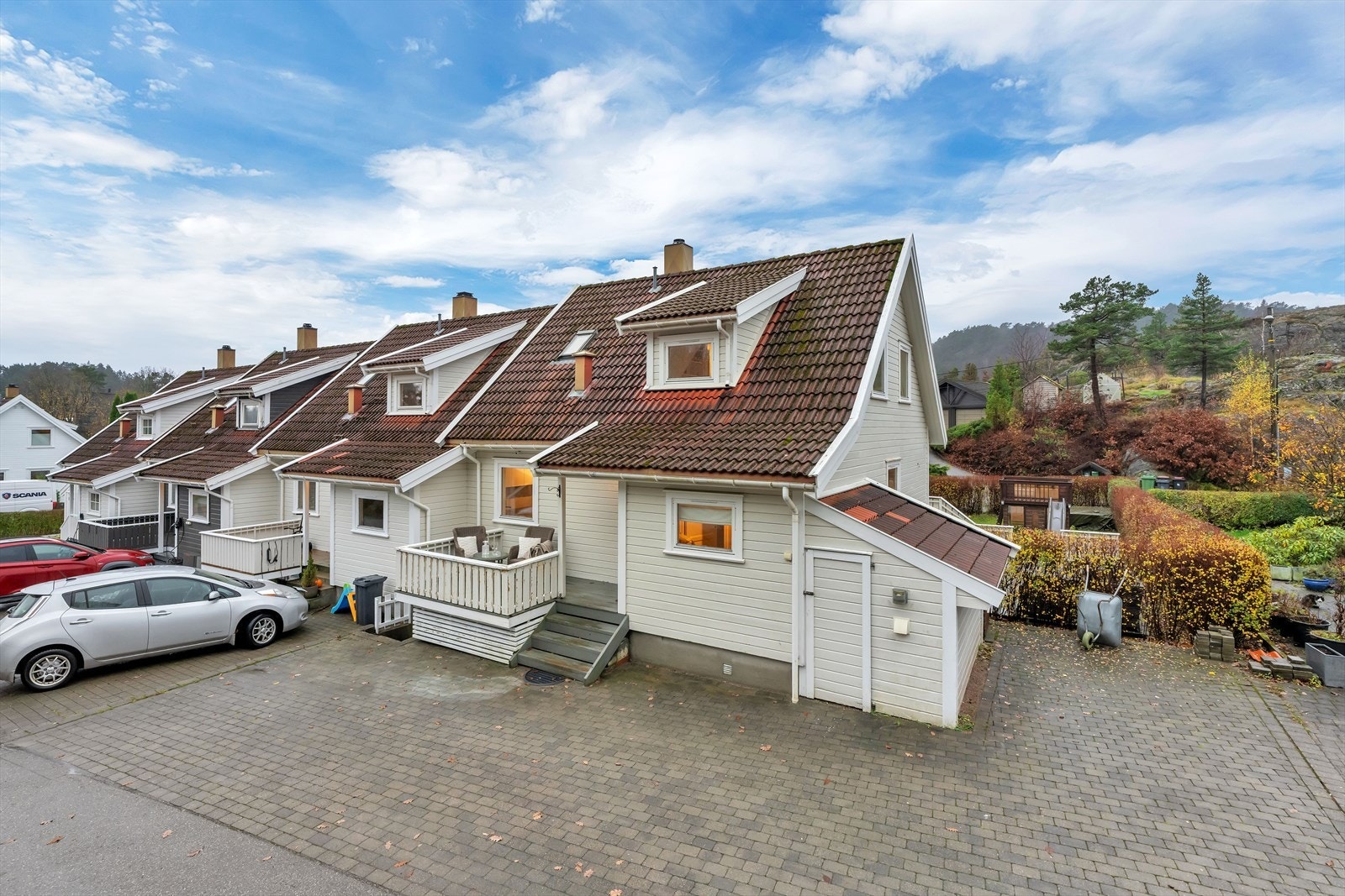 Boligen har et hyggelig inngangsparti som er pent opparbeidet med belegningsstein, som gir et velstelt og solid førsteinntrykk. Ved inngangen finner du en utvendig bod, perfekt for oppbevaring. Galleribilde