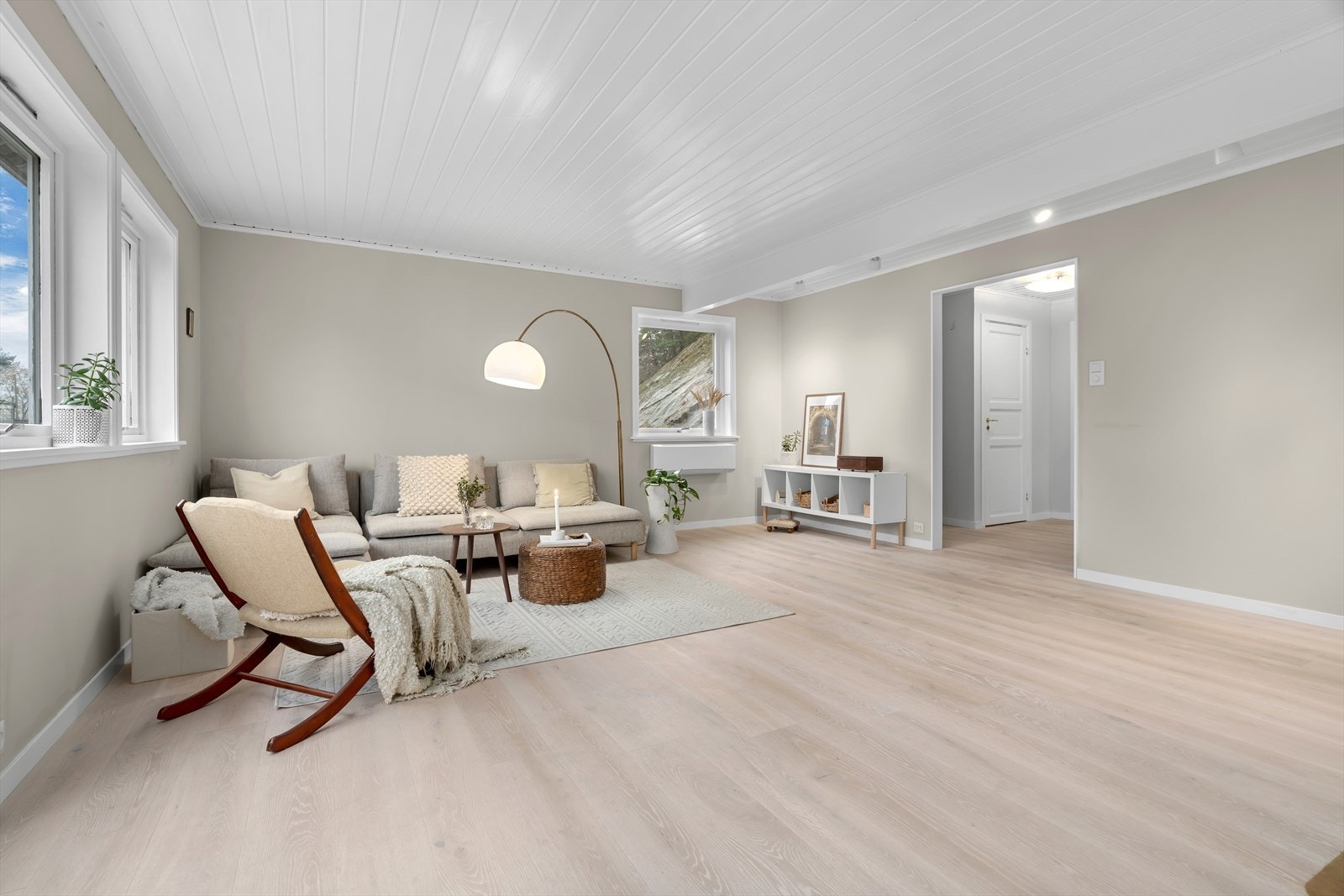 Boligen har en romslig og innbydende stue i hovedetasjen, som byr på god plass til både en stor sofagruppe og spisebord. Dette gjør rommet til et naturlig samlingspunkt for familie og venner. Galleribilde