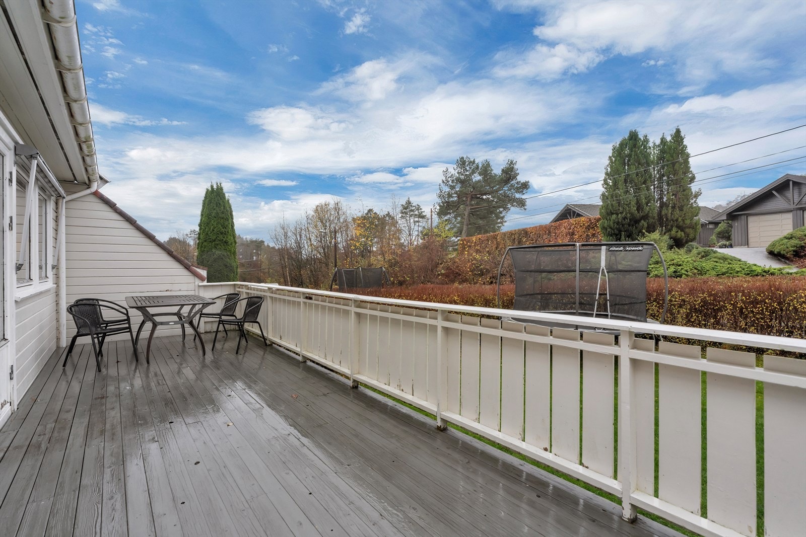 Uteplassen til denne boligen er en herlig oase som innbyr til både avslapning og sosiale sammenkomster. Galleribilde