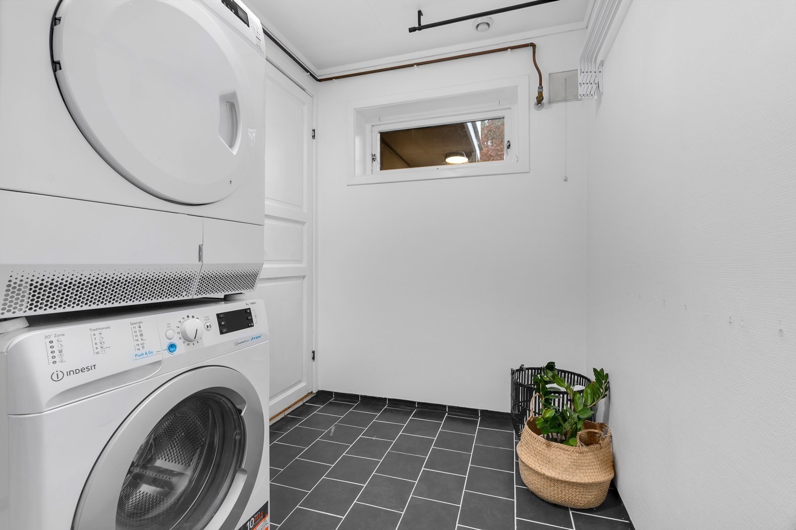 I tillegg er det utstyrt med et praktisk dusjkabinett, som gir ekstra funksjonalitet. Galleribilde