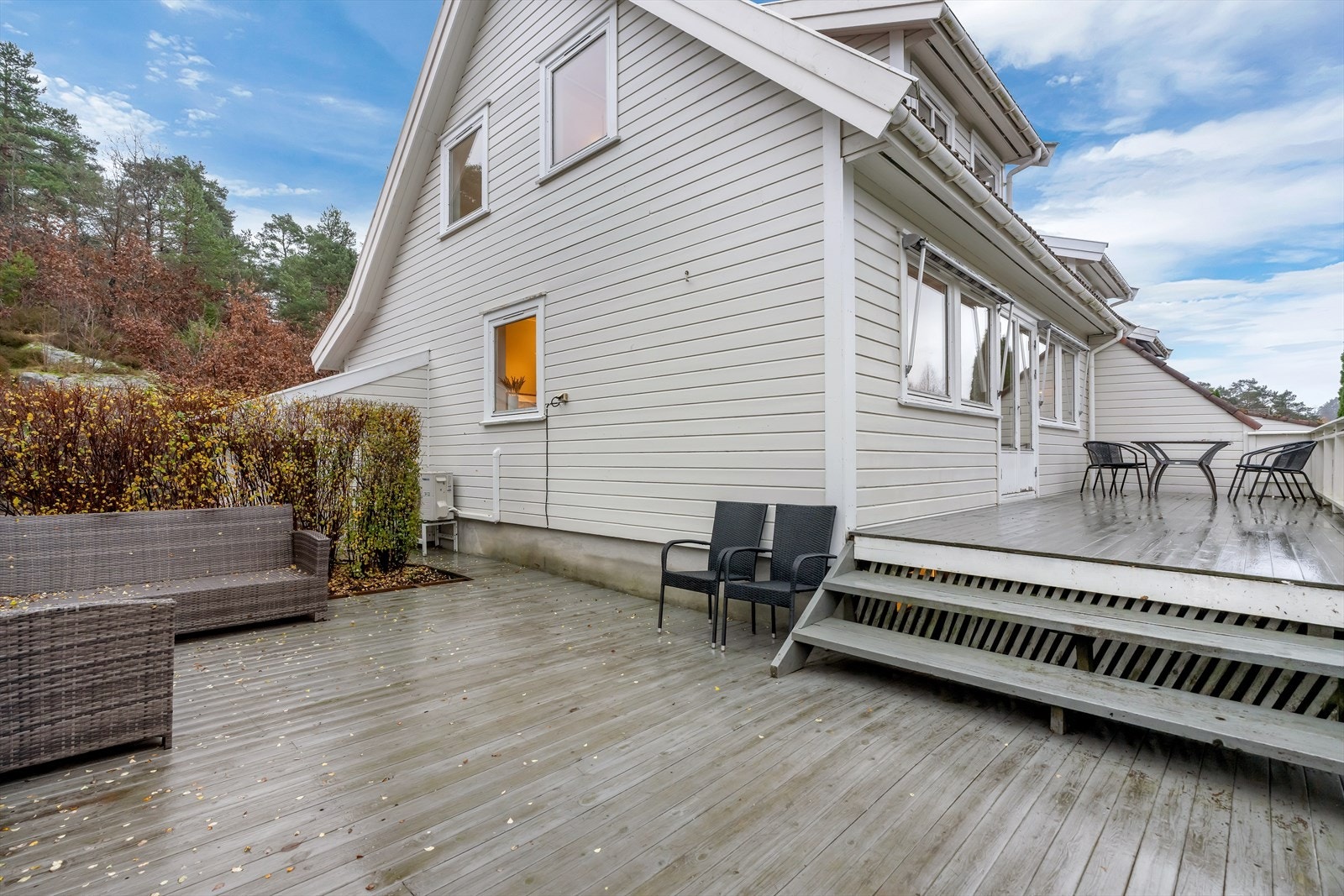 Med boligens plassering er du sikret optimale solforhold, med morgensol på terrassen foran, og ettermiddag- og kveldssol som bader både terrassen og hagen i lys helt til solen går ned. Galleribilde