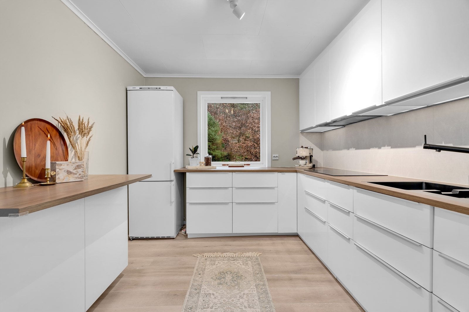 Kjøkkenet er et moderne og stilrent IKEA-kjøkken fra ca. 2014. Det er utstyrt med integrerte hvitevarer, inkludert komfyrtopp, stekeovn, kombi mikrobølge-/stekovn og oppvaskmaskin, som alle medfølger. Galleribilde