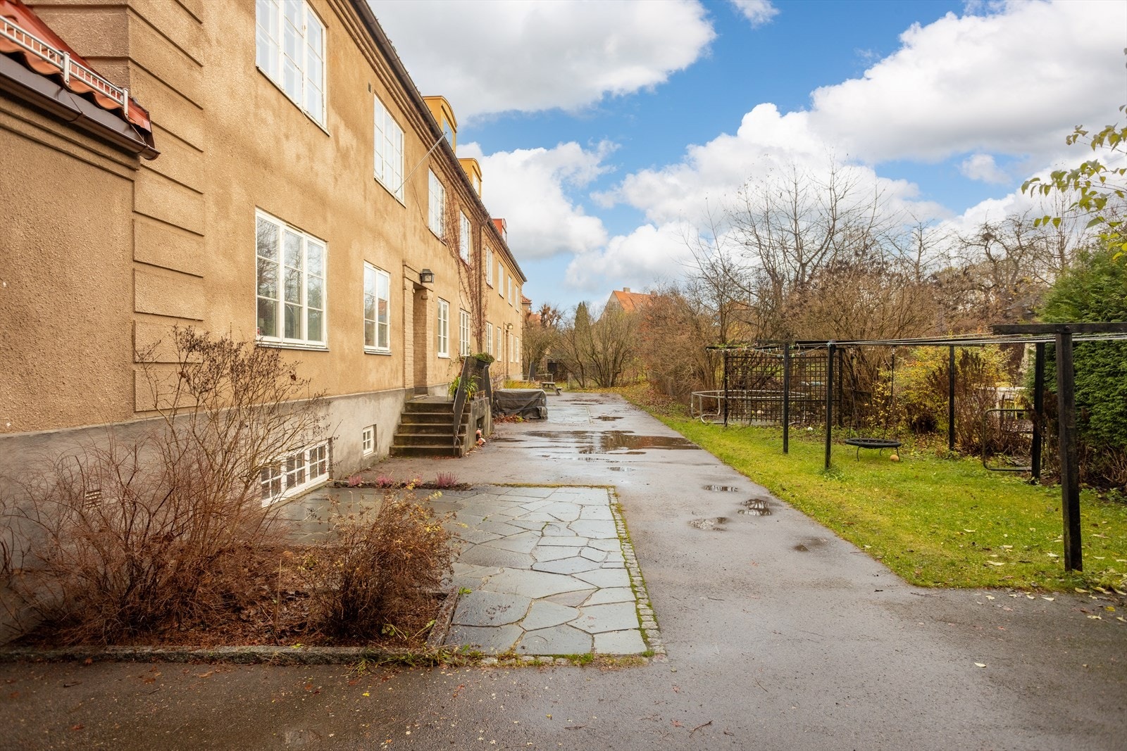 Hyggelig bakgård med gode solforhold. Galleribilde