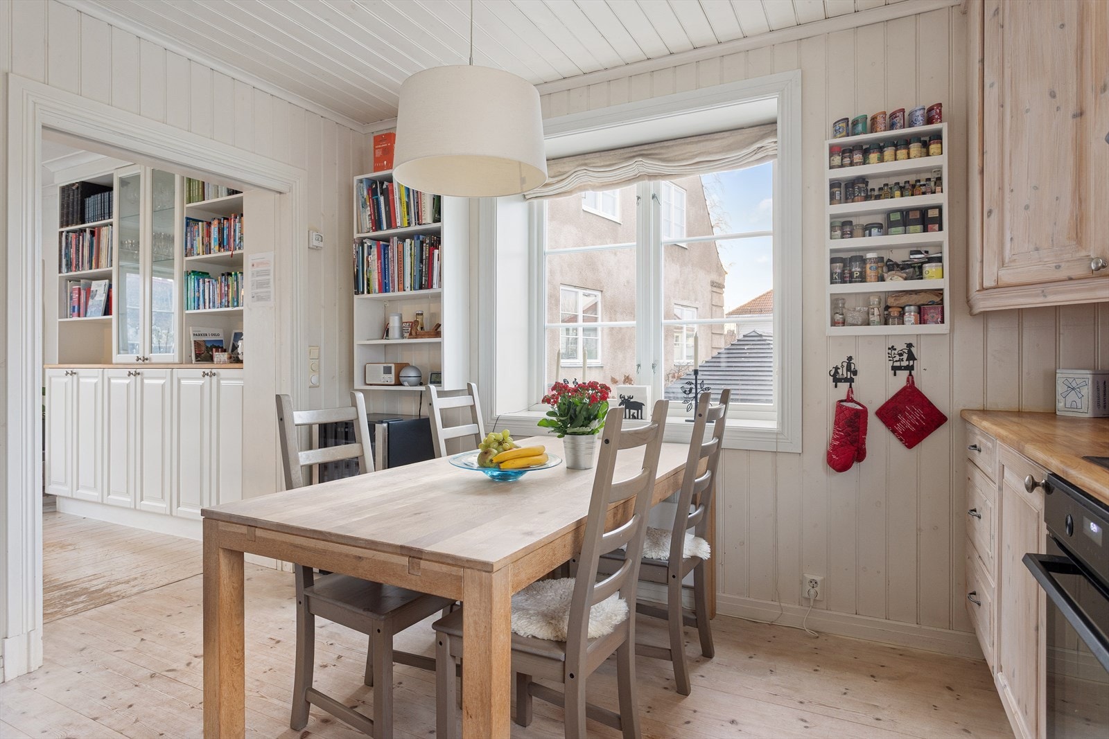 Det er god plass til spisebord hvor hele familien og venner kan samles. Galleribilde