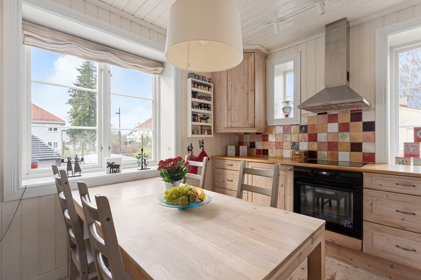 Store vindusflater med ettermiddag- og kveldssol på kjøkkenet. Galleribilde