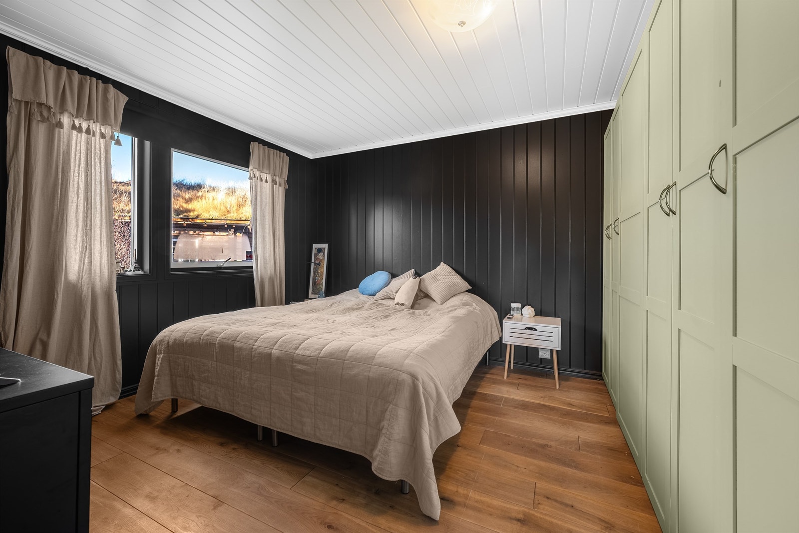 Hovedsoverom med 6 skap. Galleribilde