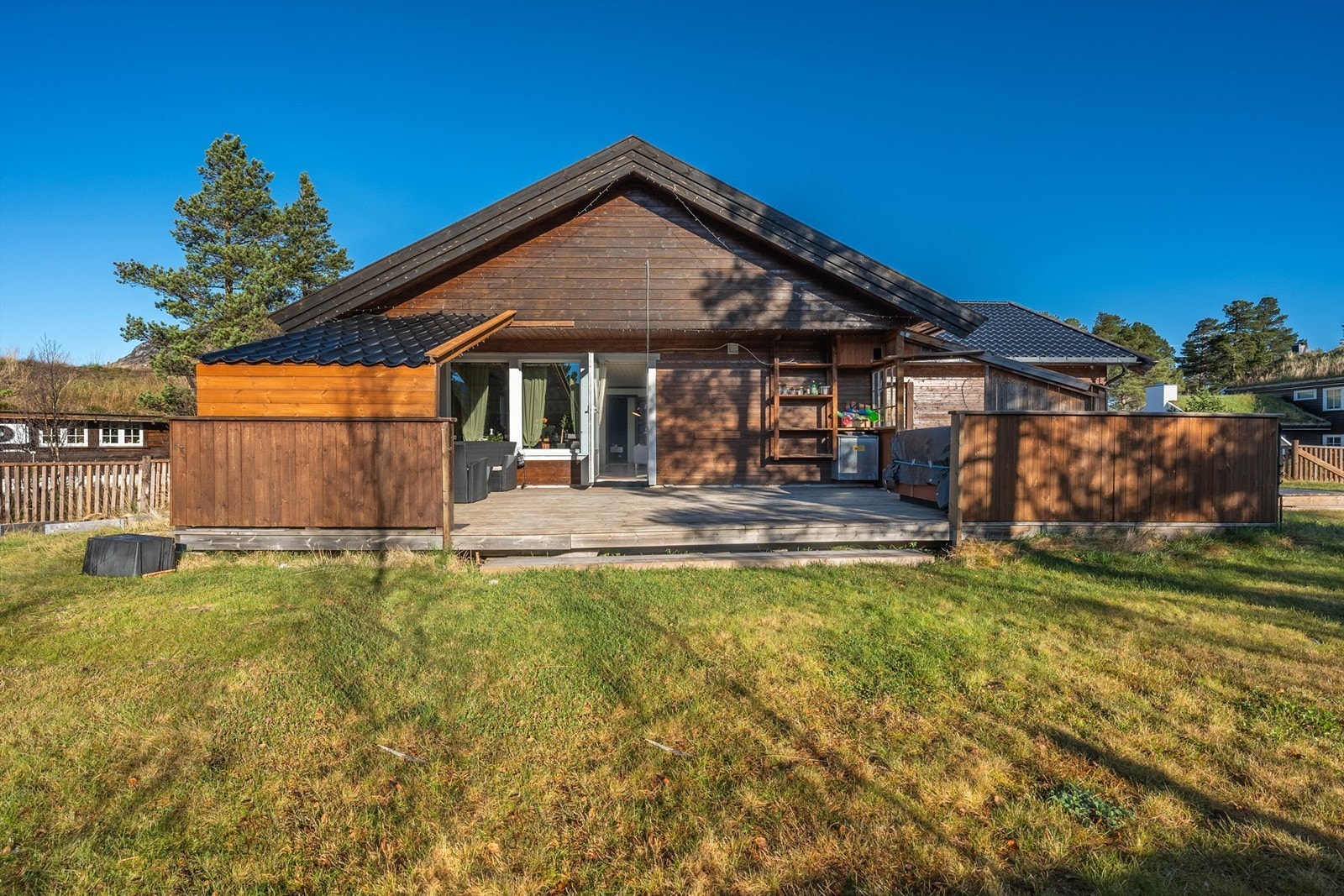 Fra hagen mot den store terrasen. Galleribilde