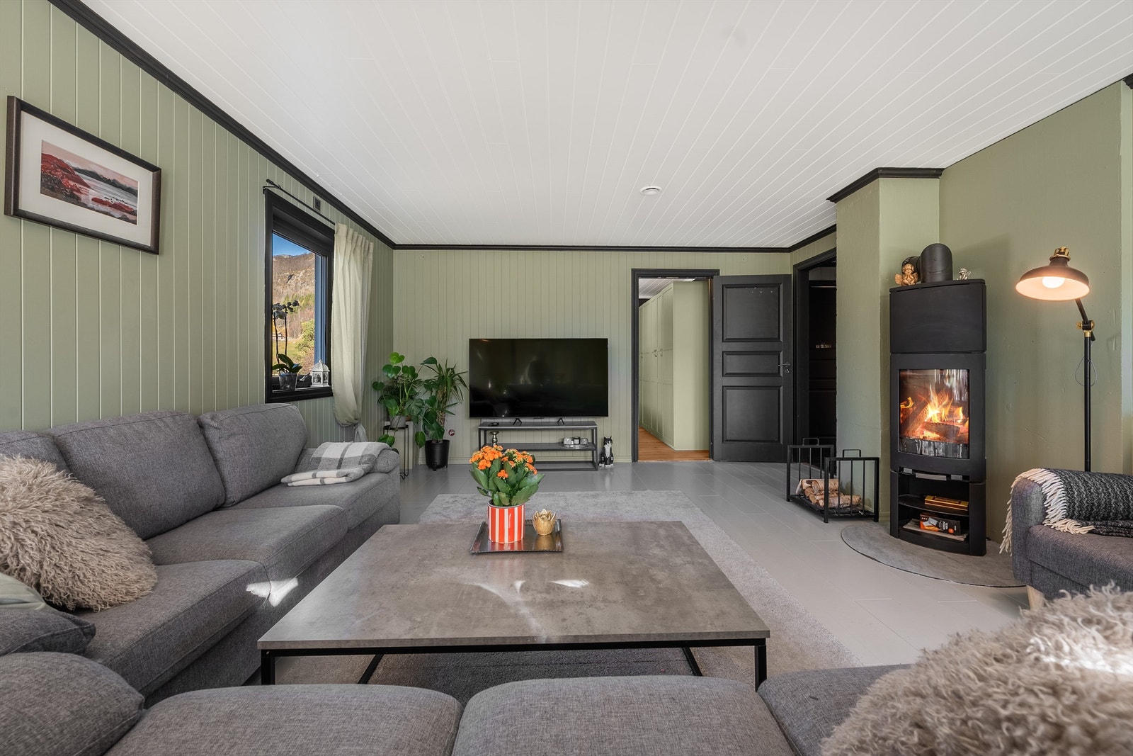 Stuen har koselig peisovn for god varme på kalde dager. Galleribilde