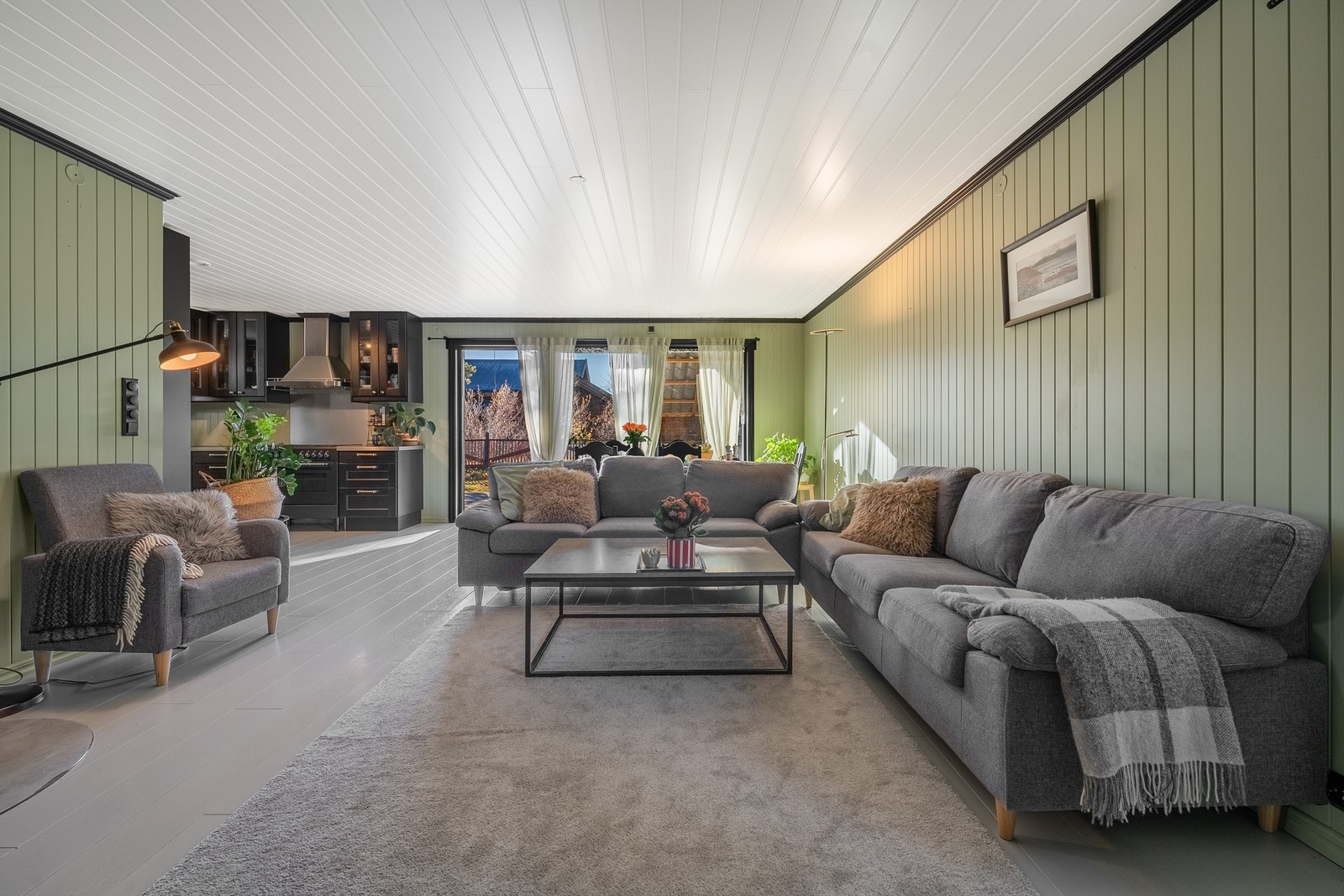 Stuen har utgang solrik terrasse og hage. Galleribilde