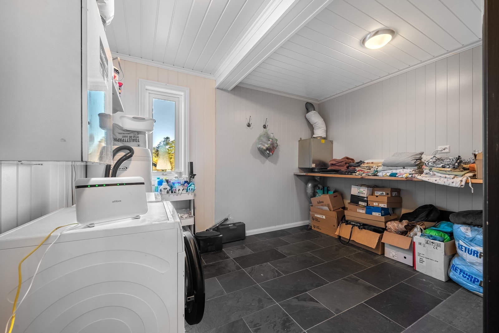 Vaskerom med opplegg for vaskemaskin og tørketrommel. Galleribilde