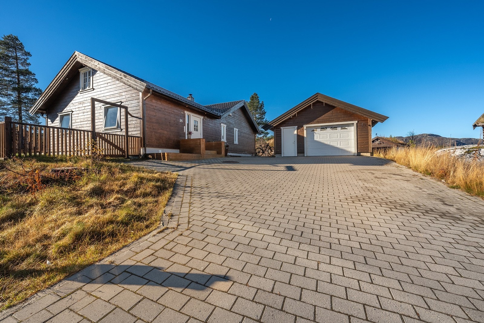 Innkjørsel med beleggningstein. Galleribilde