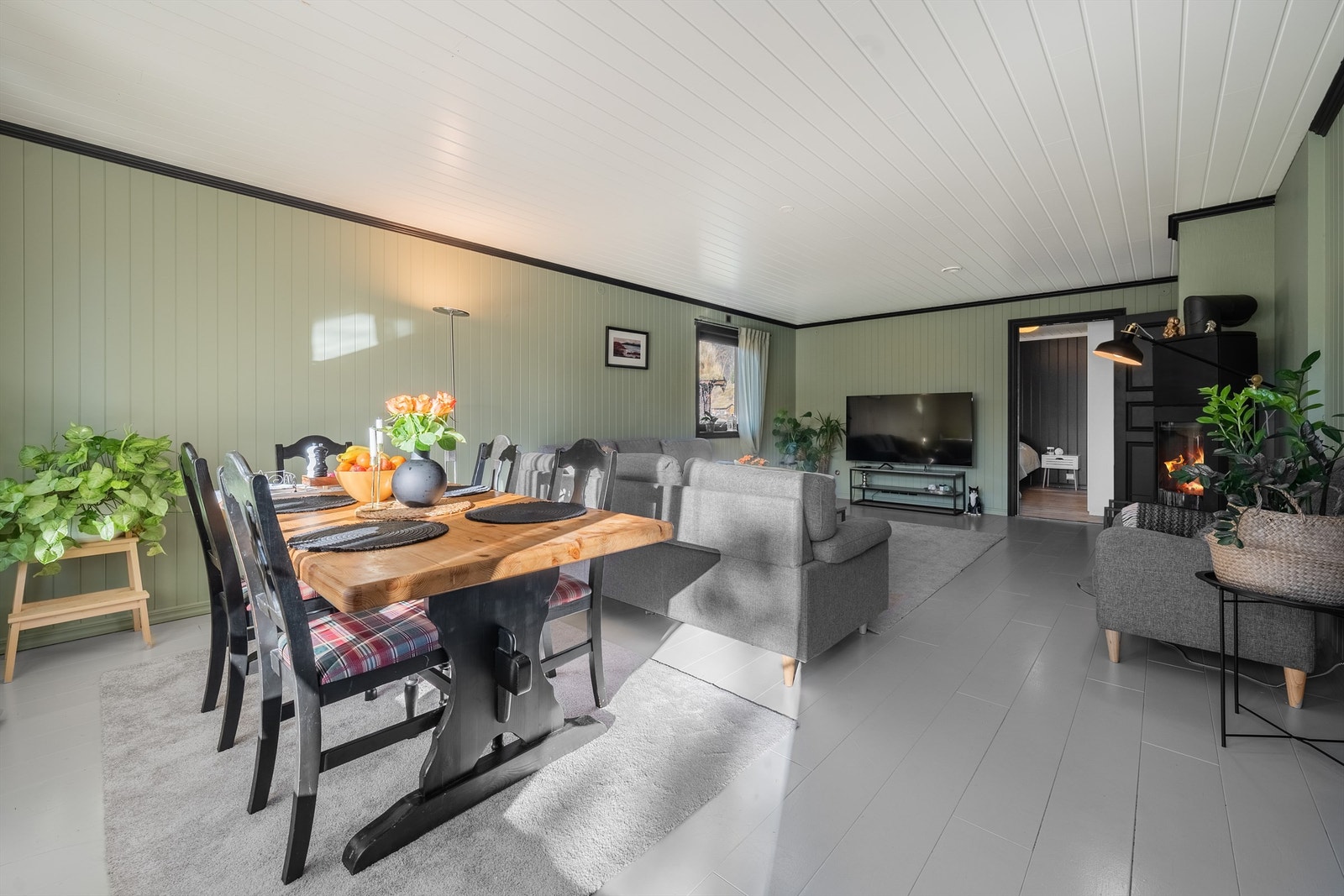 Spiseplassen i stuen. Hovedsoverommet rett frem Galleribilde