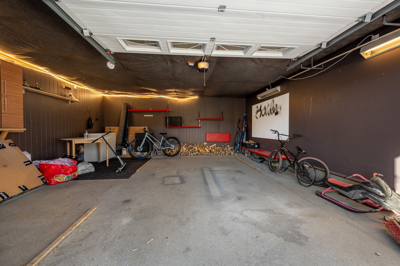 Romslig garasje med automatisk åpner. Galleribilde